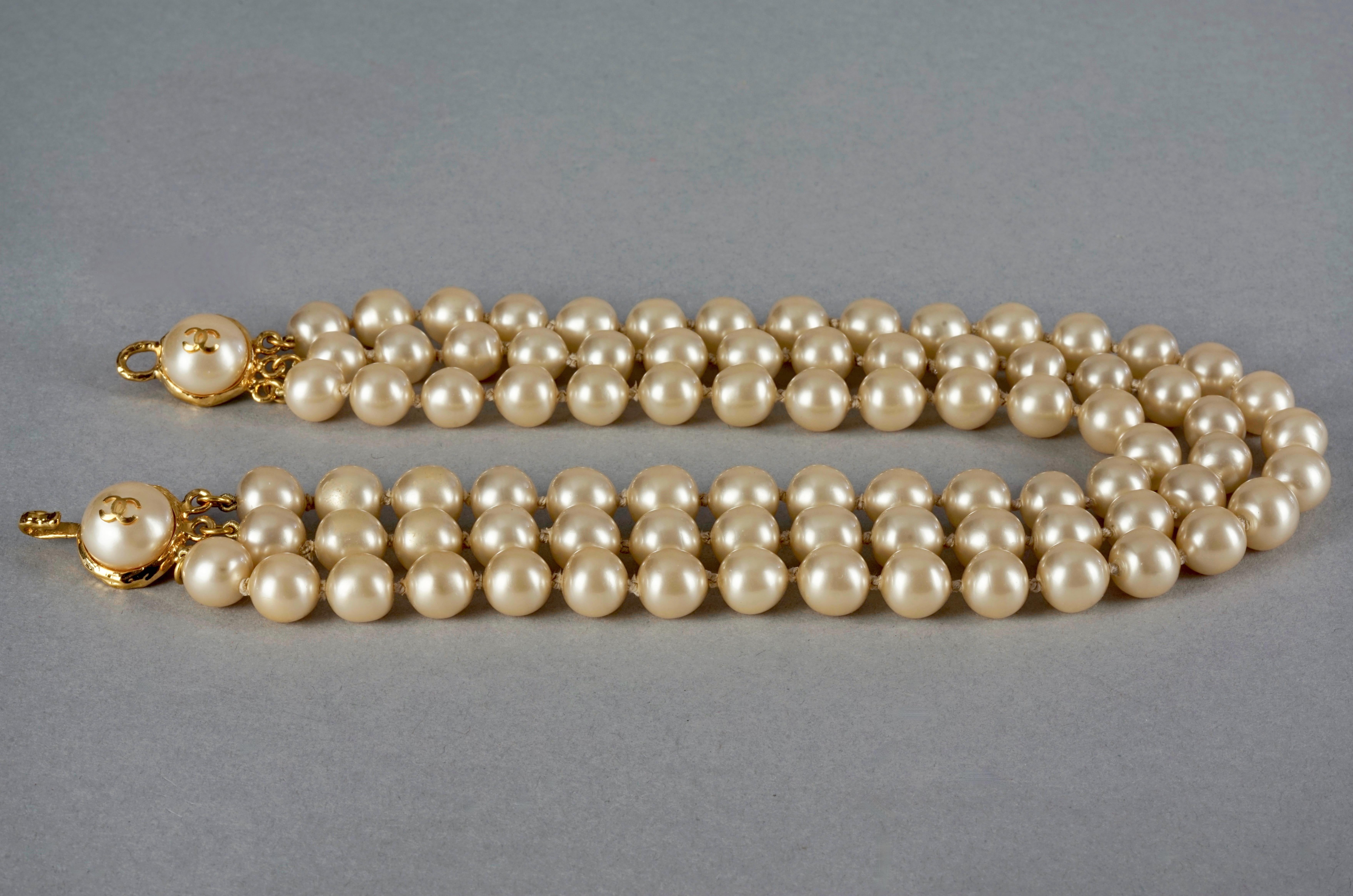 Vintage CHANEL CC Logo Triple Strand Pearl Necklace In Excellent Condition For Sale In Kingersheim, Alsace