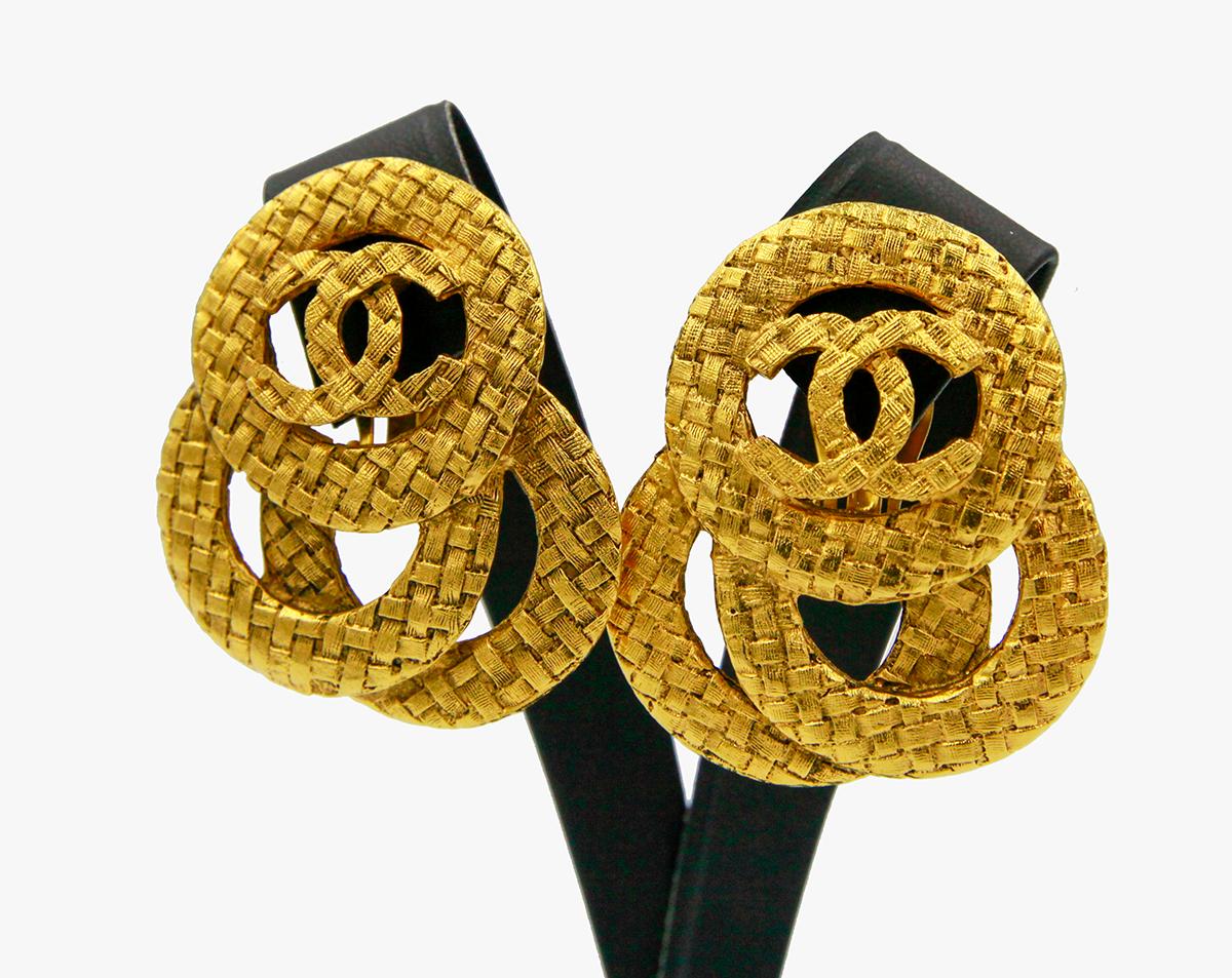 Vintage Chanel clip-on earrings, featuring 3 interwoven circles in textured antiqued gold-plated metal. 
Made in France.
Signed. 
Season 29 (1990). Designed by Victoire De Castellane. 
Condition: Very Good. Minor scratches throughout metal
Length: