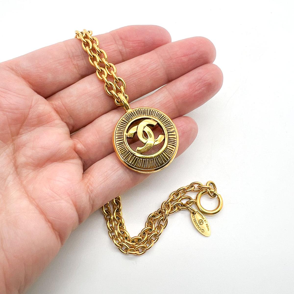 Una collana Chanel CC Sunburst vintage. Il tema iconico del raggio di sole, immortalato da Coco Chanel nelle sue prime collezioni di alta gioielleria, è al centro dell'attenzione. Adornata in vero stile Lagerfeld anni '80 con l'iconico logo CC