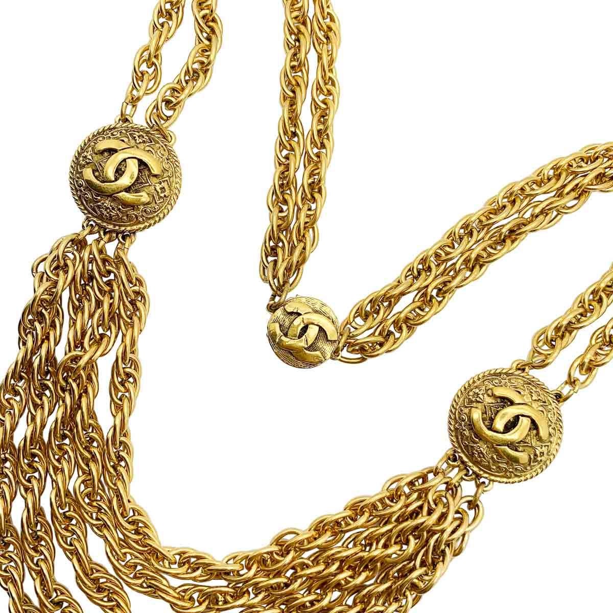 Un fantastico esempio di Chanel vintage degli anni '70-inizio '80. Un colletto imponente che vanta l'iconico logo CC intrecciato non una ma tre volte. Due volte a stazioni lungo le catene lucenti e di nuovo per finire con la chiusura caratteristica.