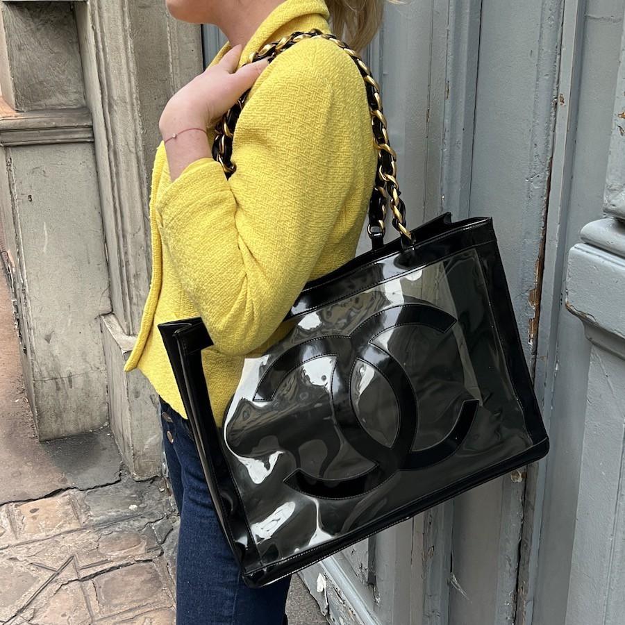 Vintage Collector CHANEL shopping bag in transparent plastic and black leather. The hardware is in gilt metal.
In good condition.
Made in France. 
Dimensions: 42 x 31.5 x 11.5cm
Handle: 68 cm. Worn on the shoulder.
Hologram: yes..