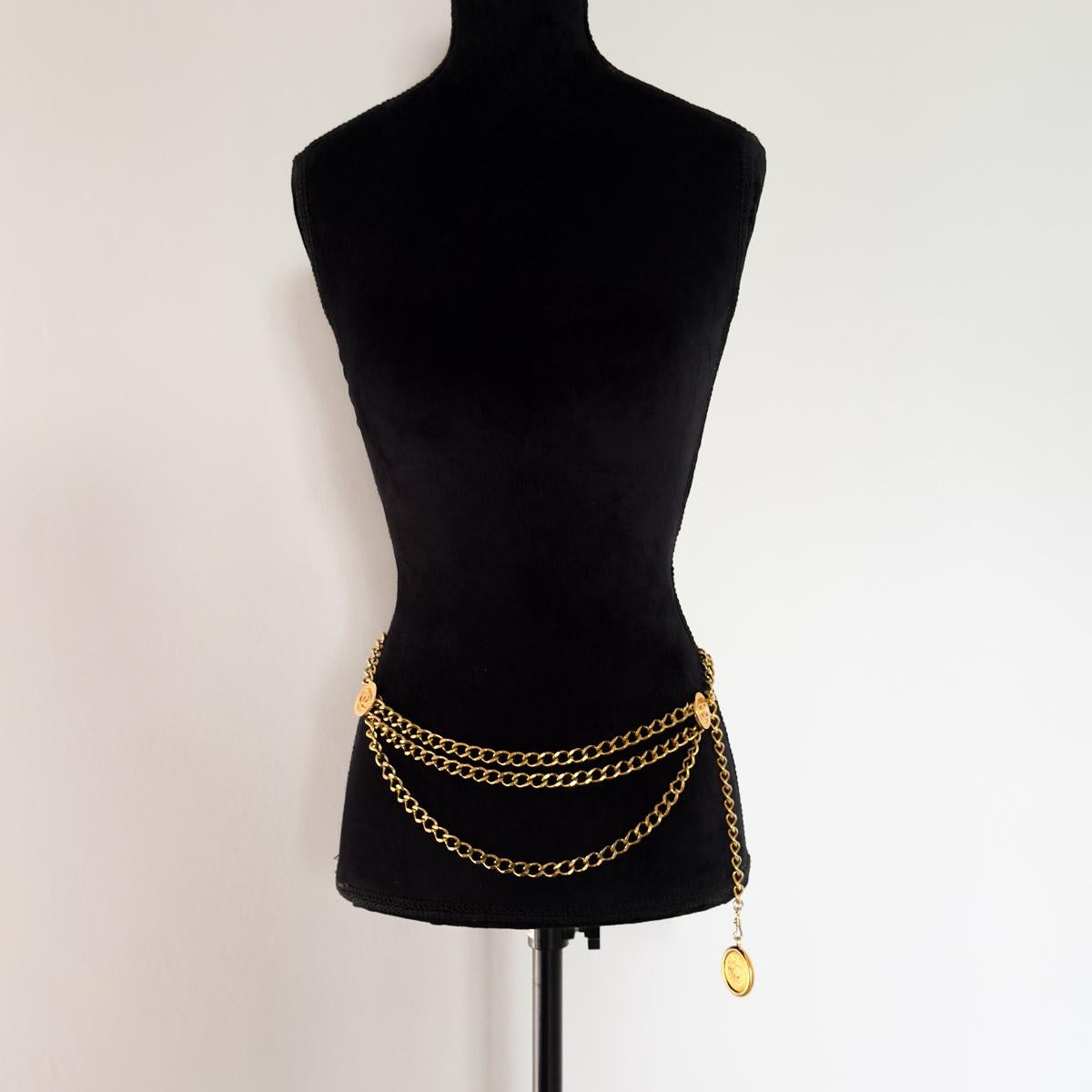 Vintage Chanel Chain Logo Gürtel - 1980er Ikone
Dieser Vintage-Logo-Gürtel, eine aufsehenerregende Kreation aus der goldenen Ära von Chanel, verkörpert den kühnen Glamour der 1980er Jahre und insbesondere des Jahres 1984. Es ist aus luxuriösem,