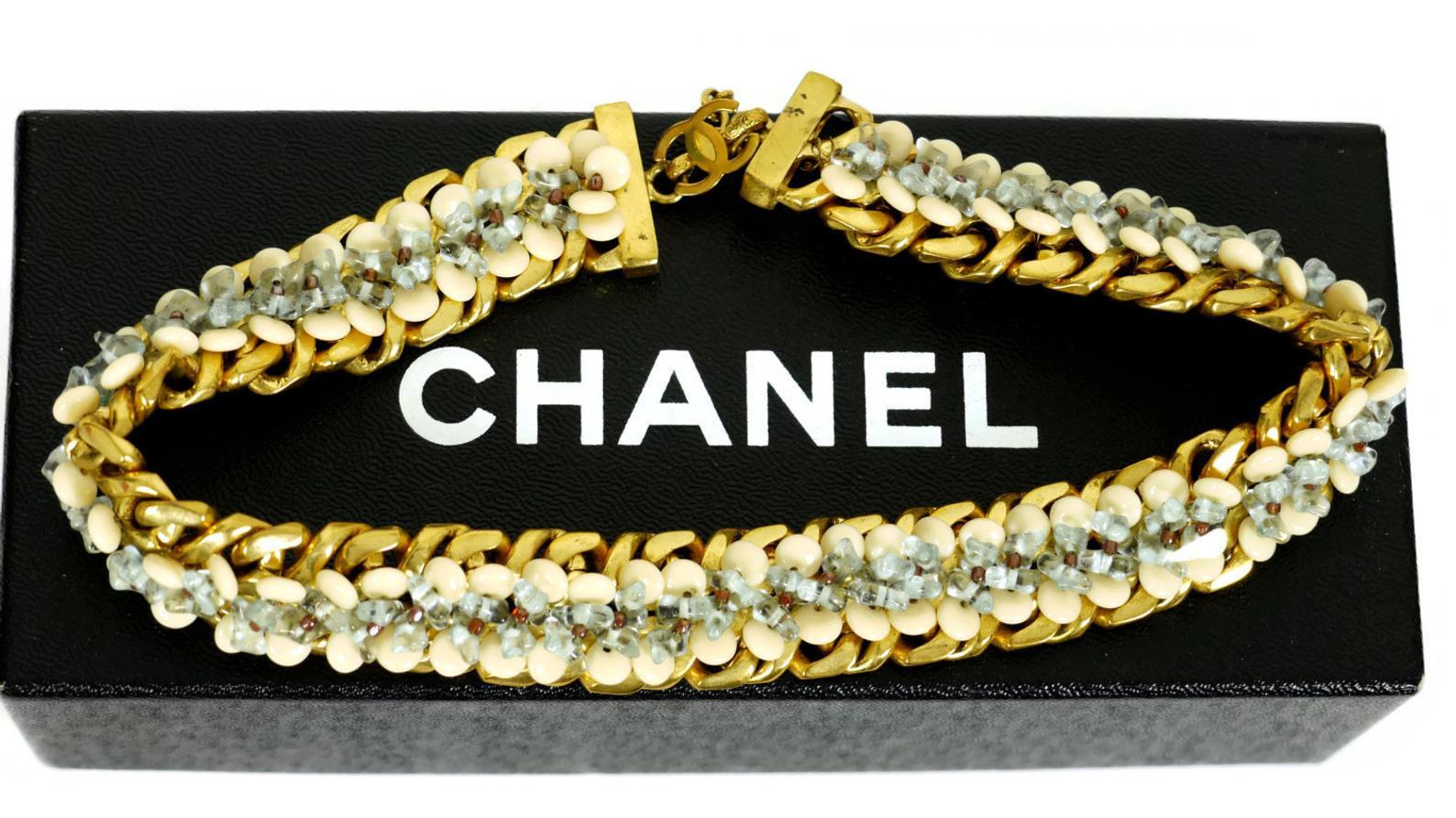 Vintage CHANEL Chunky Beaded Choker Necklace

Measurements:
Height: 7/8 inch
Wearable Length: 14 inches (minimum) to 16 1/4 inches (maximum)

Features:
- 100% Authentic CHANEL.
- Chunky chain choker in gold tone.
- Cream and lavander glass bead