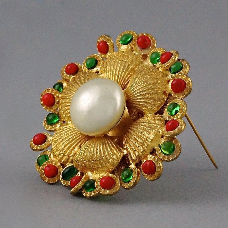 Vintage CHANEL Clam Shell Gripoix Pearl Brooch In Excellent Condition In Kingersheim, Alsace