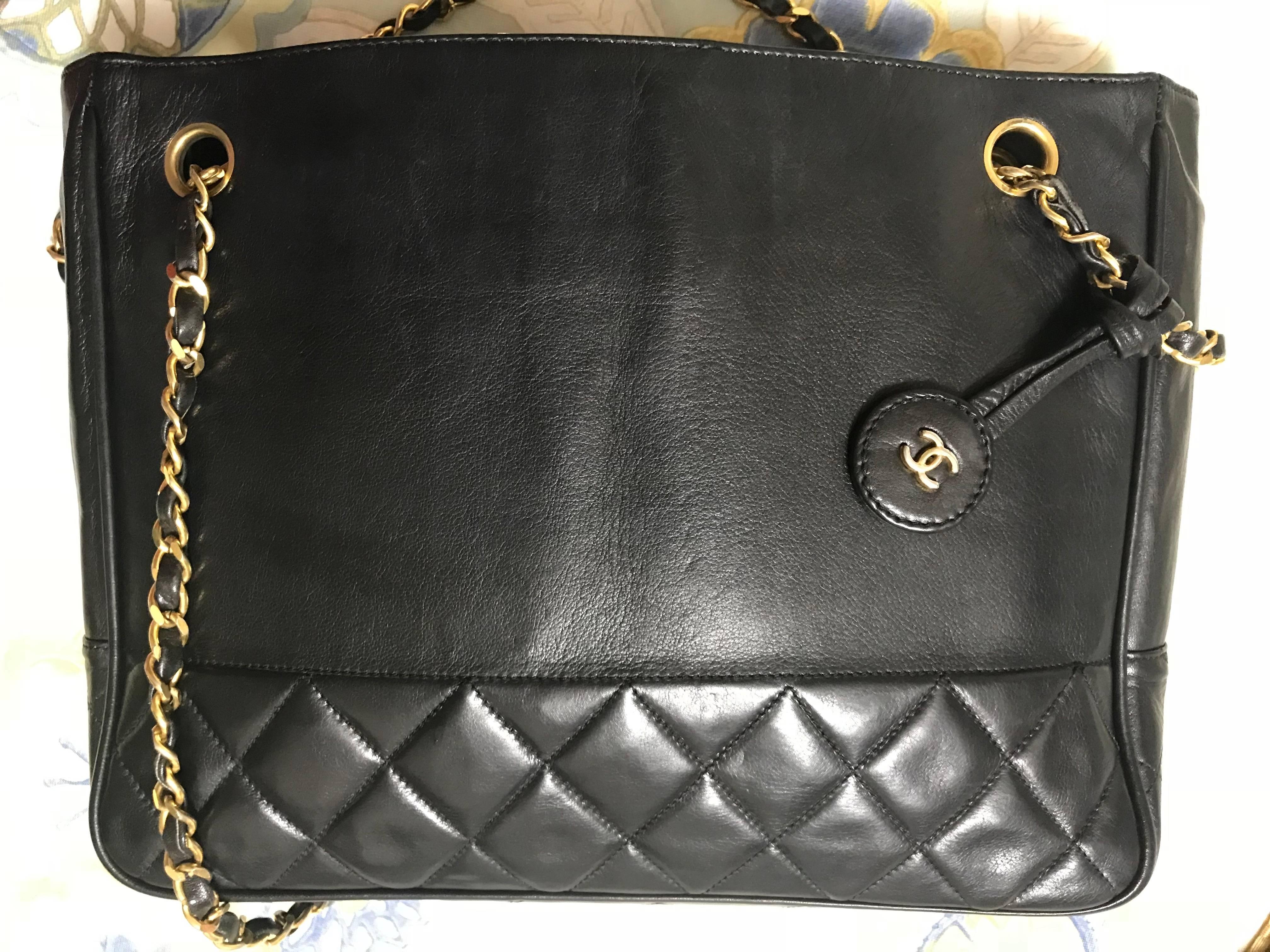 1980s. Vintage CHANEL classic black leather shoulder bag, tote purse with gold tone chains and CC charm. Classic purse.

Introducing a vintage CHANEL black color leather shoulder bag from 80's.
Classic bag for many occasions!

Featuring its iconic