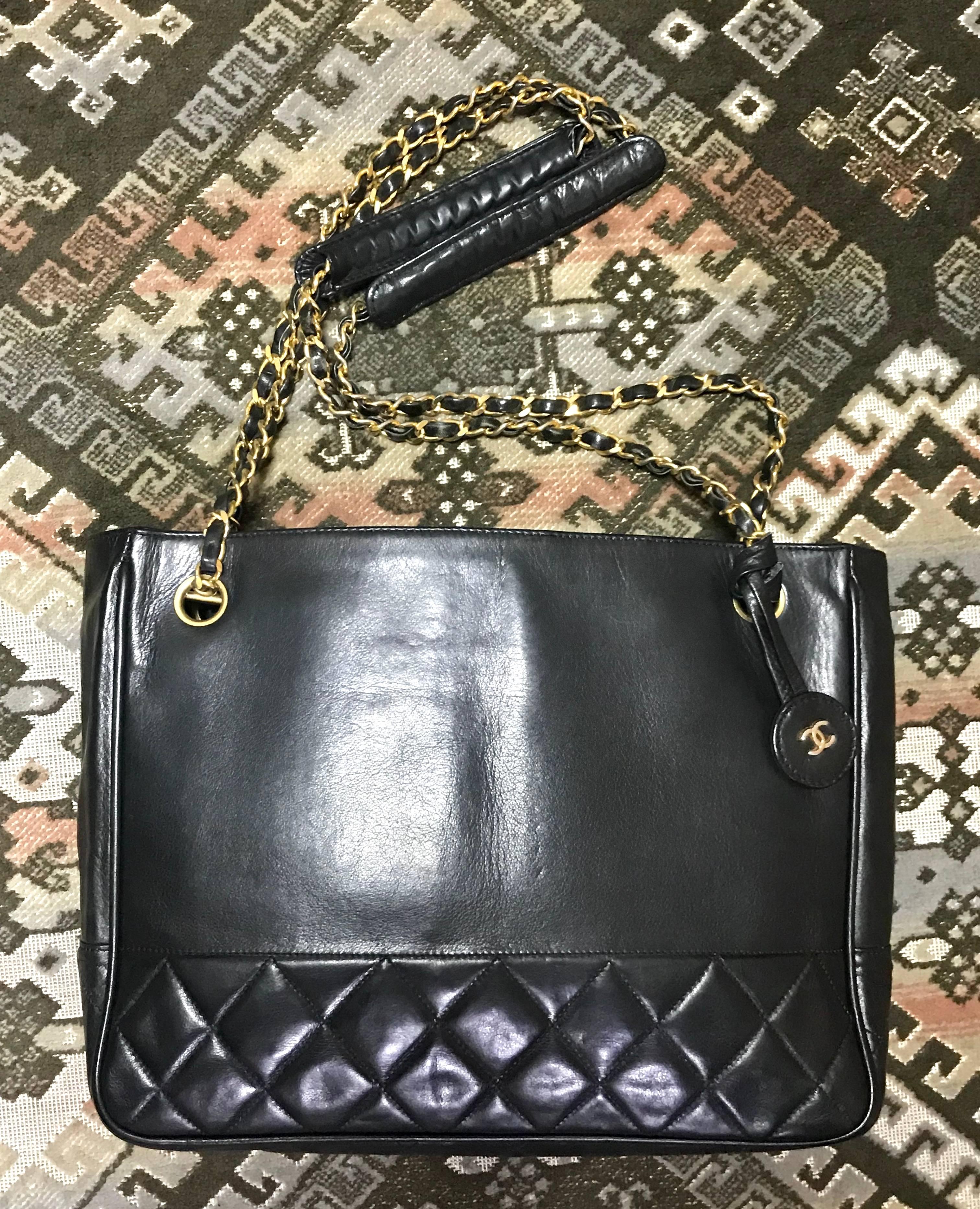 Vintage CHANEL classic black leather shoulder bag, tote purse with golden chains In Good Condition In Kashiwa, Chiba