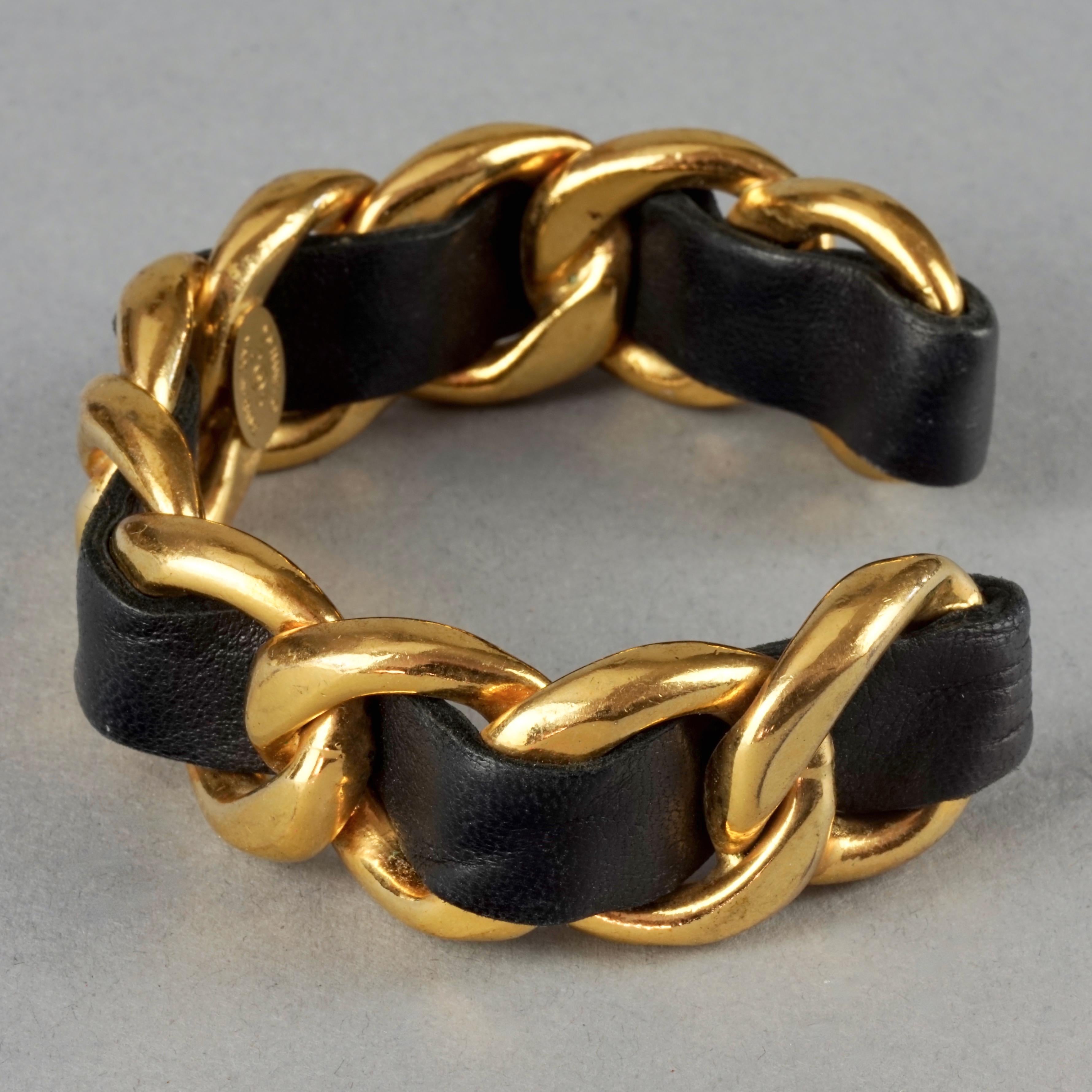 Vintage CHANEL Classic Gold Chain and Leather Bangle Bracelet In Excellent Condition For Sale In Kingersheim, Alsace