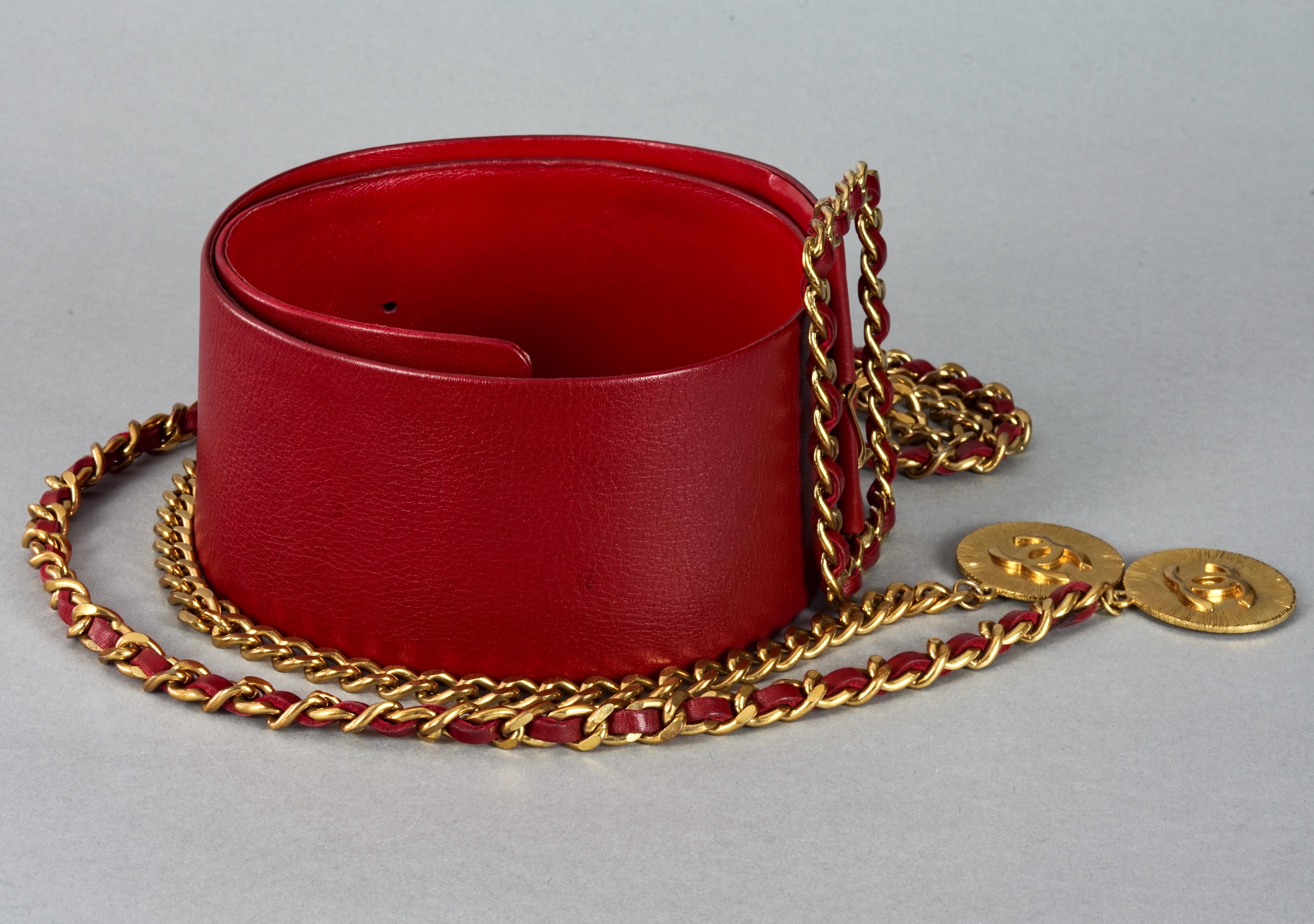 Vintage CHANEL Claudia Schiffer Wide Long Chain Medallion Red Leather Belt In Good Condition For Sale In Kingersheim, Alsace