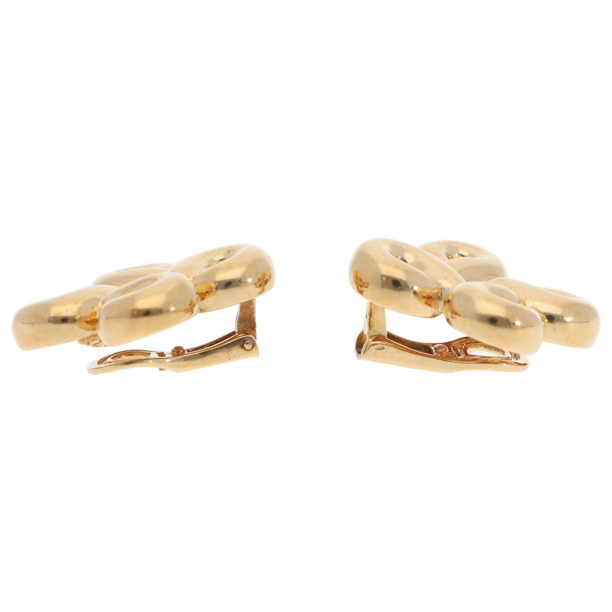 Vintage Chanel Clip Earrings in Yellow Gold In Good Condition For Sale In London, GB