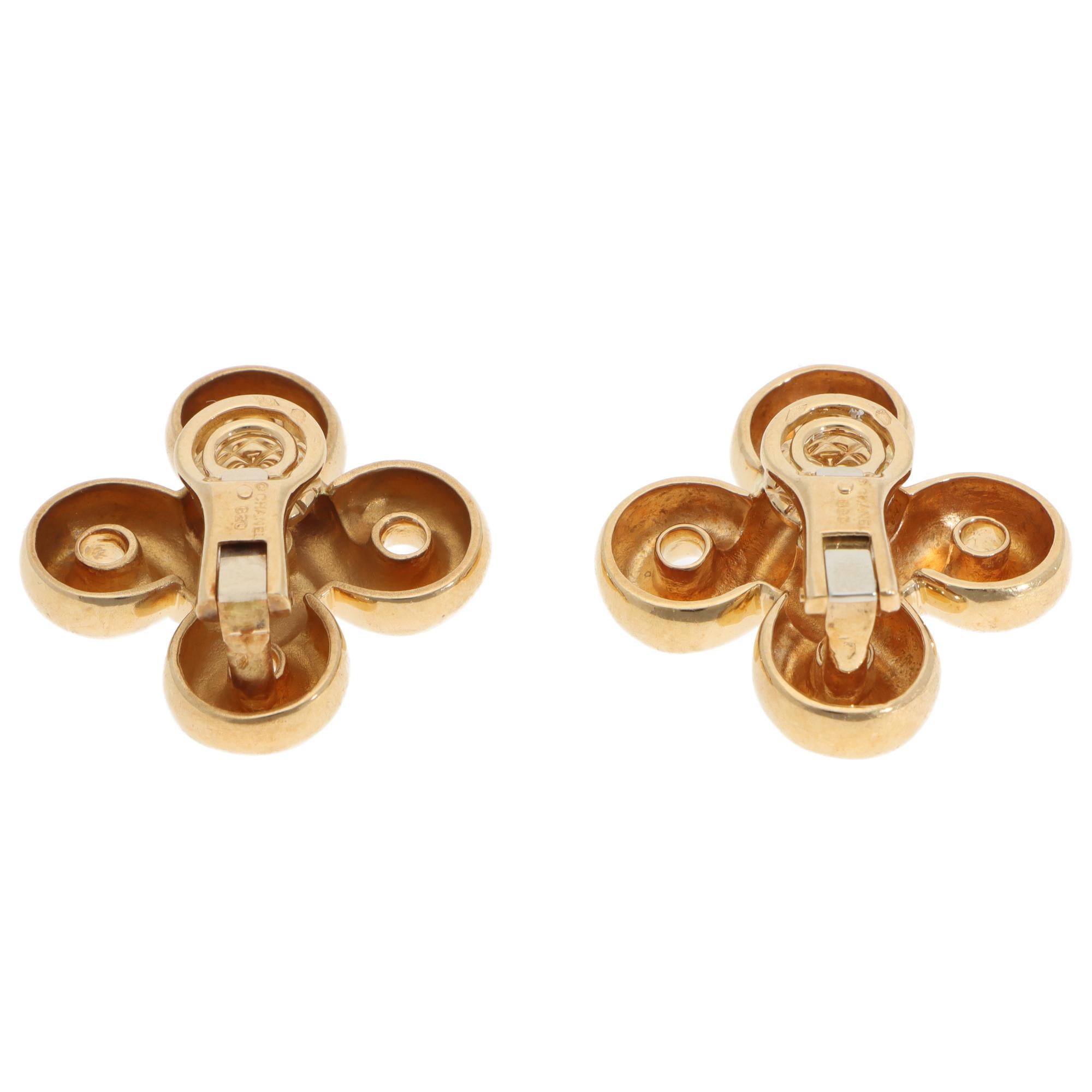 Women's or Men's Vintage Chanel Clip Earrings in Yellow Gold For Sale