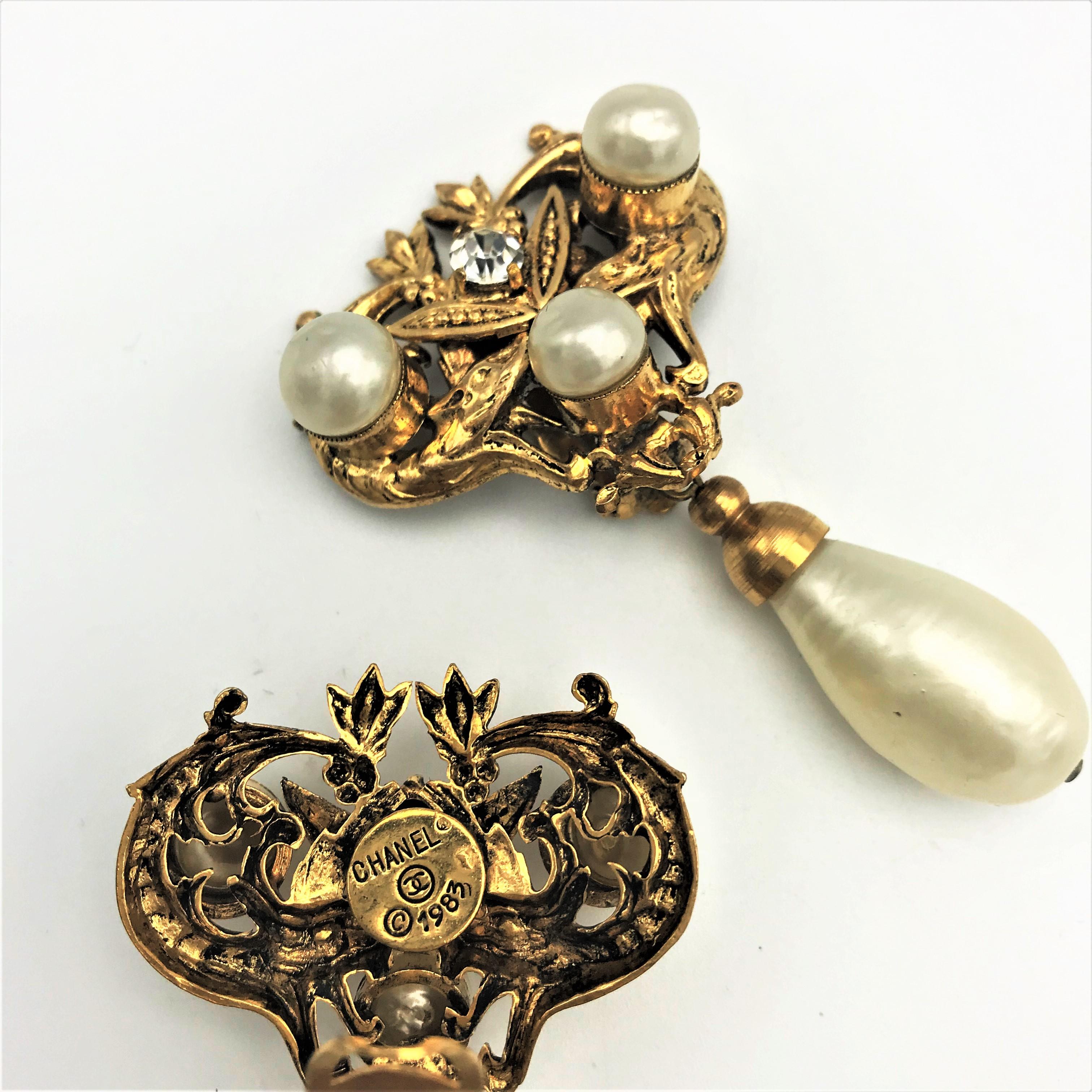 Vintage Chanel clip-on earring 2 snakes and faux pearl, gild metal sign, 1983's For Sale 4