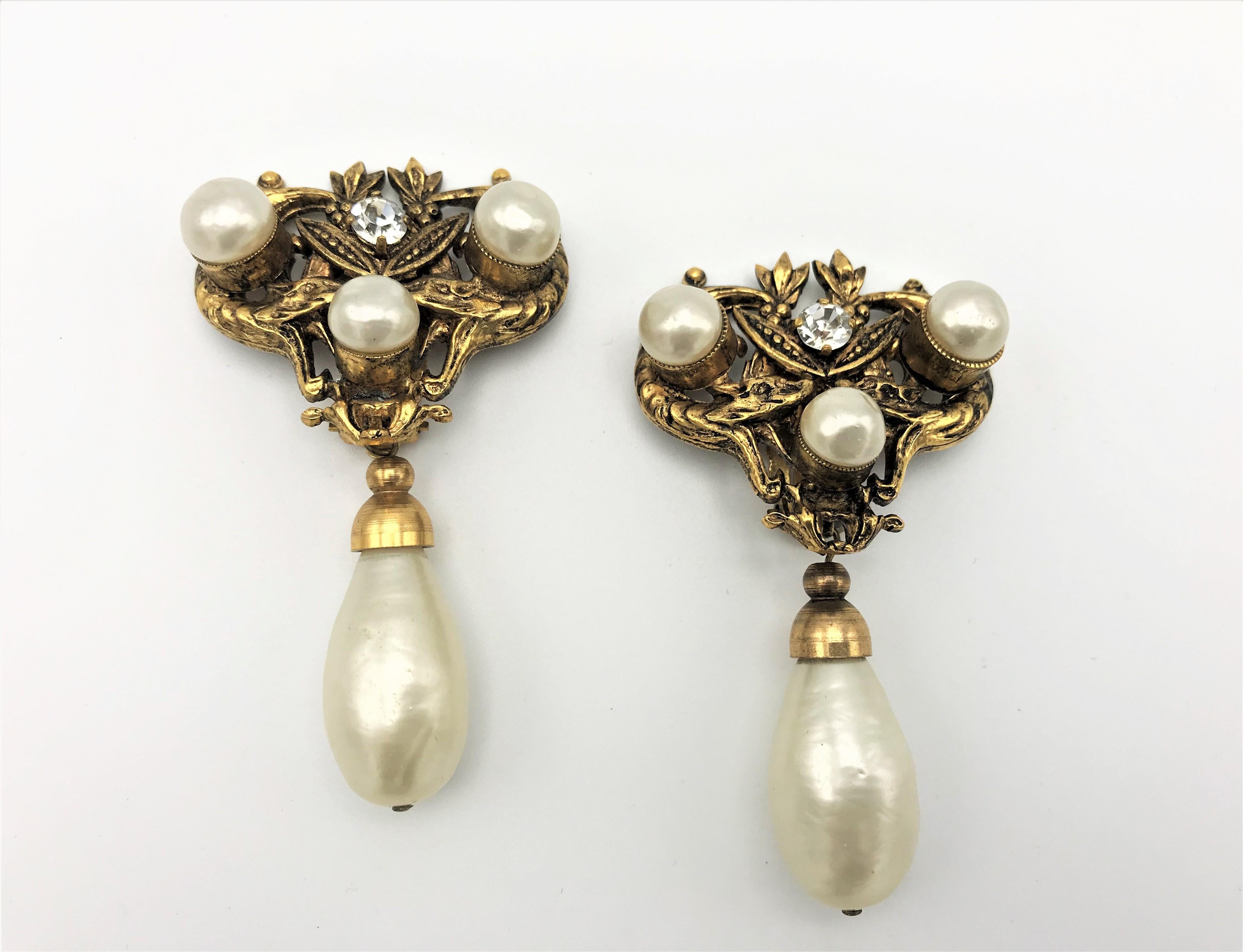 Ball Cut Vintage Chanel clip-on earring 2 snakes and faux pearl, gild metal sign, 1983's For Sale
