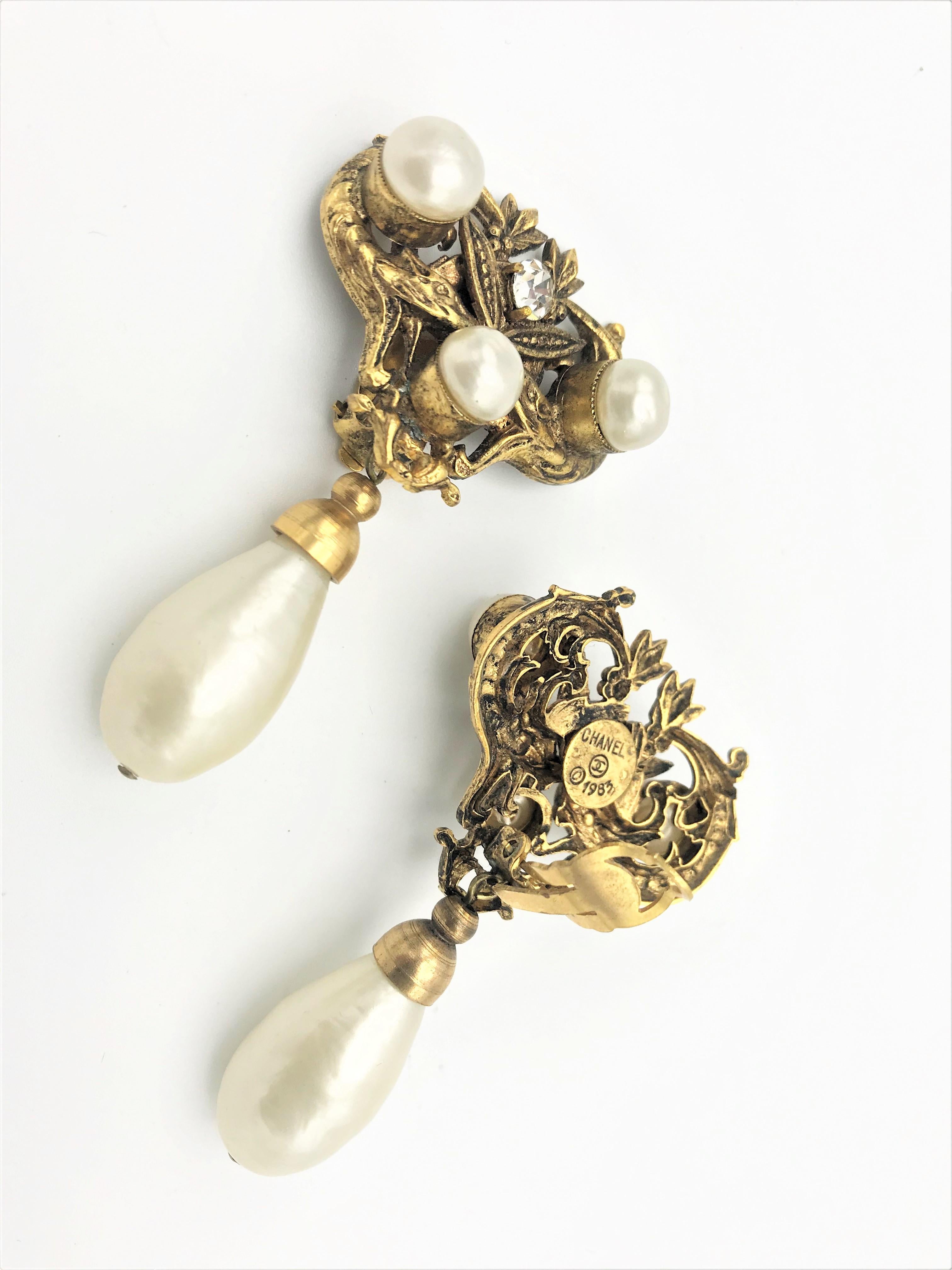 Women's Vintage Chanel clip-on earring 2 snakes and faux pearl, gild metal sign, 1983's For Sale