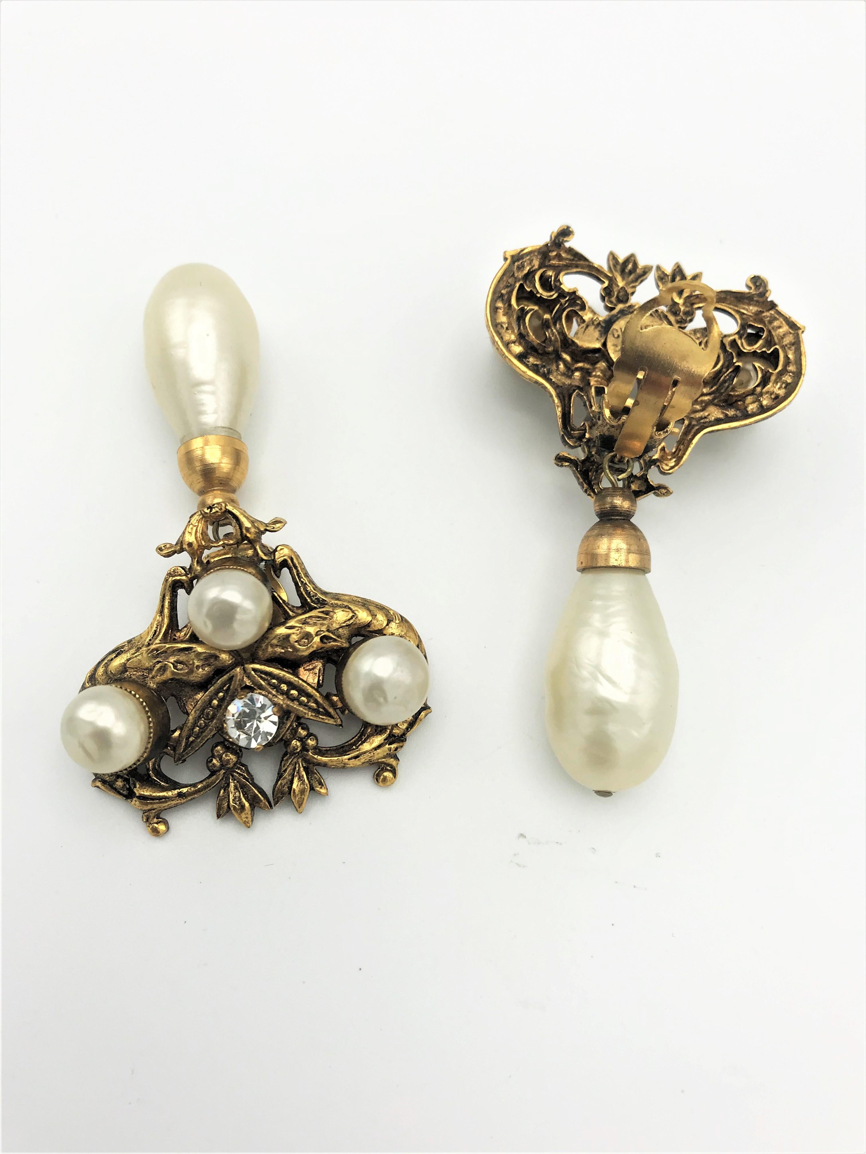 Vintage Chanel clip-on earring 2 snakes and faux pearl, gild metal sign, 1983's For Sale 1