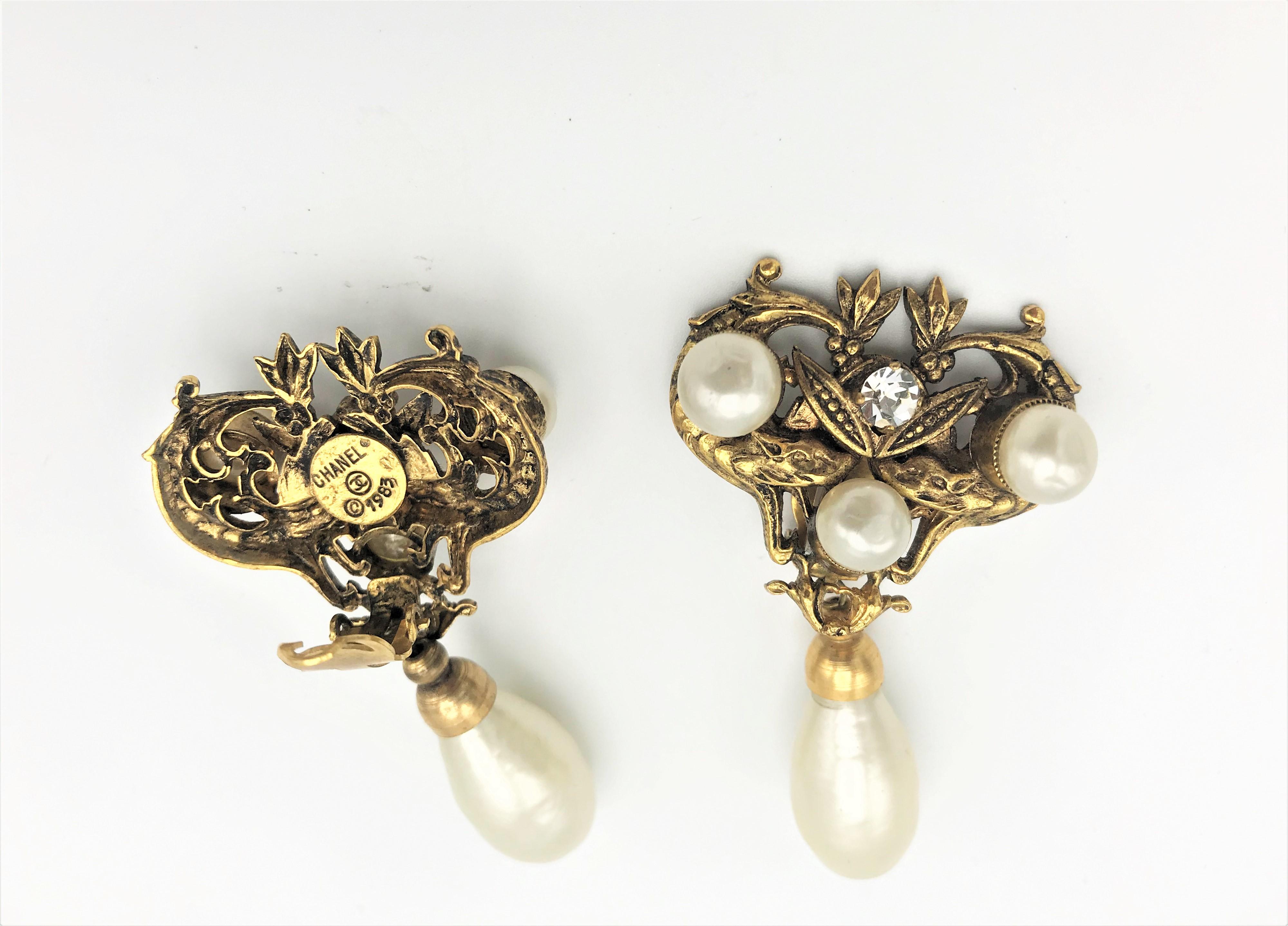 Vintage Chanel clip-on earring 2 snakes and faux pearl, gild metal sign, 1983's For Sale 2