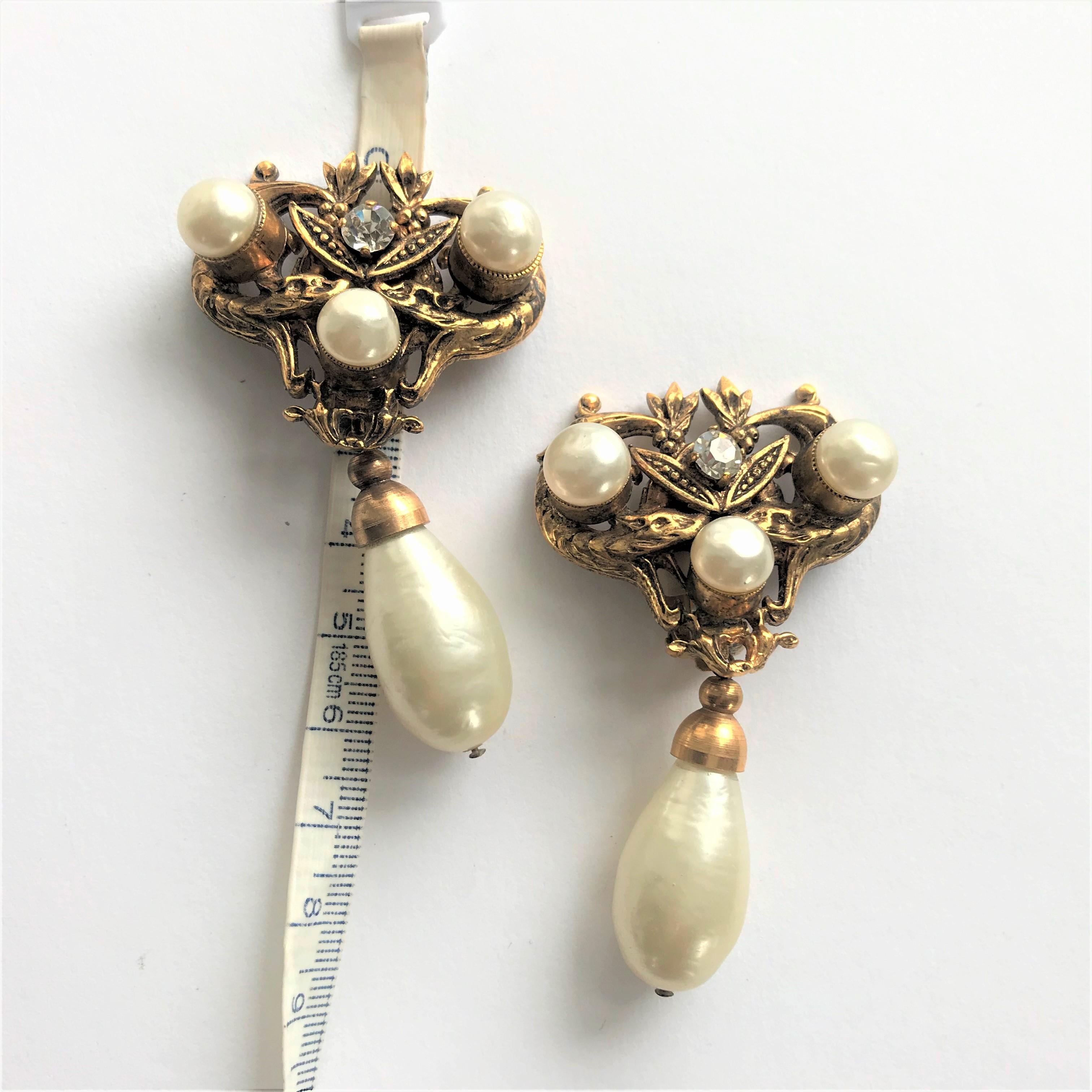 Vintage Chanel clip-on earring 2 snakes and faux pearl, gild metal sign, 1983's For Sale 3