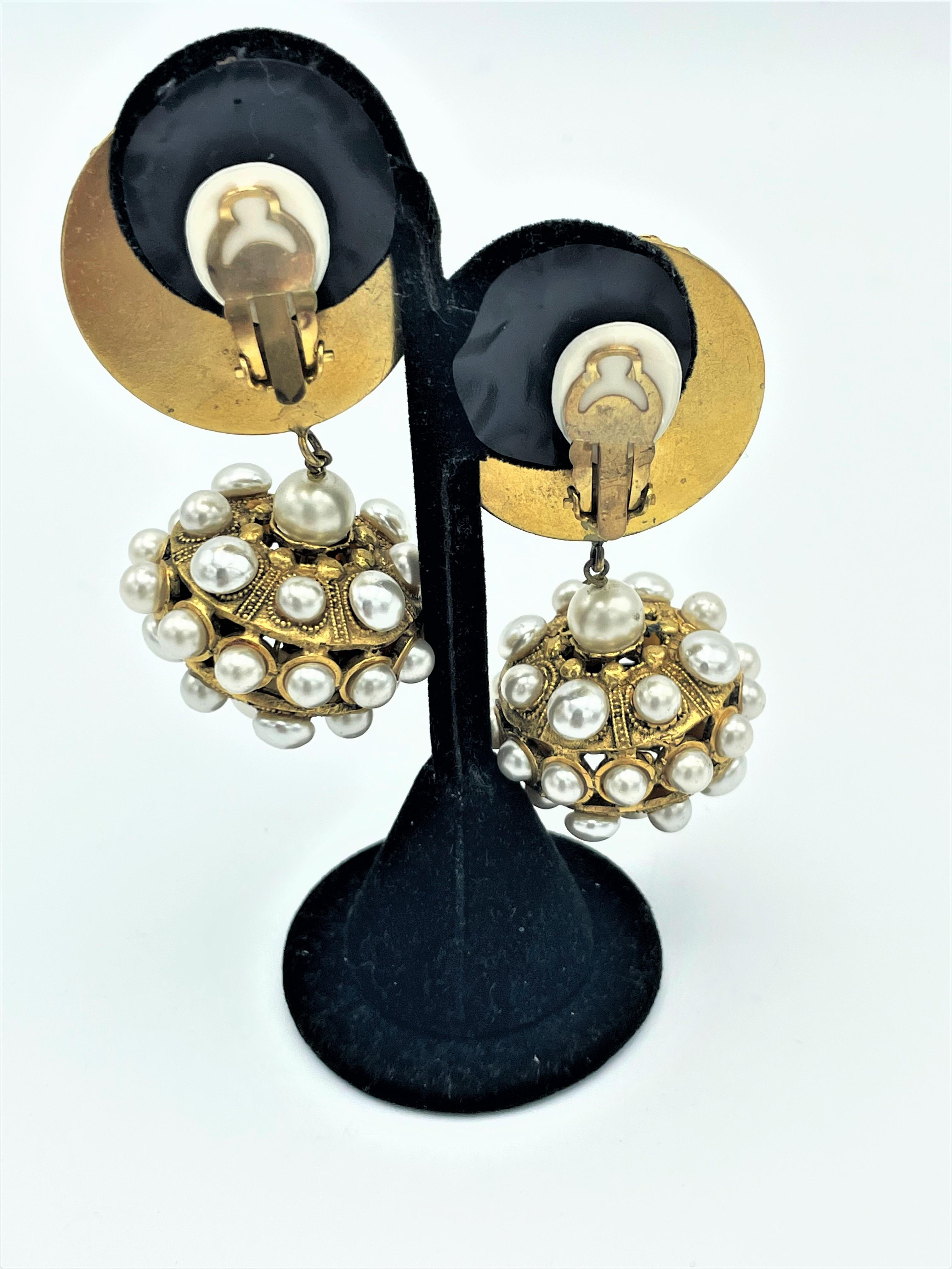 Vintage CHANEL clip-on earring by  R. Goossens,  signed  1970/80 gold plated  For Sale 3