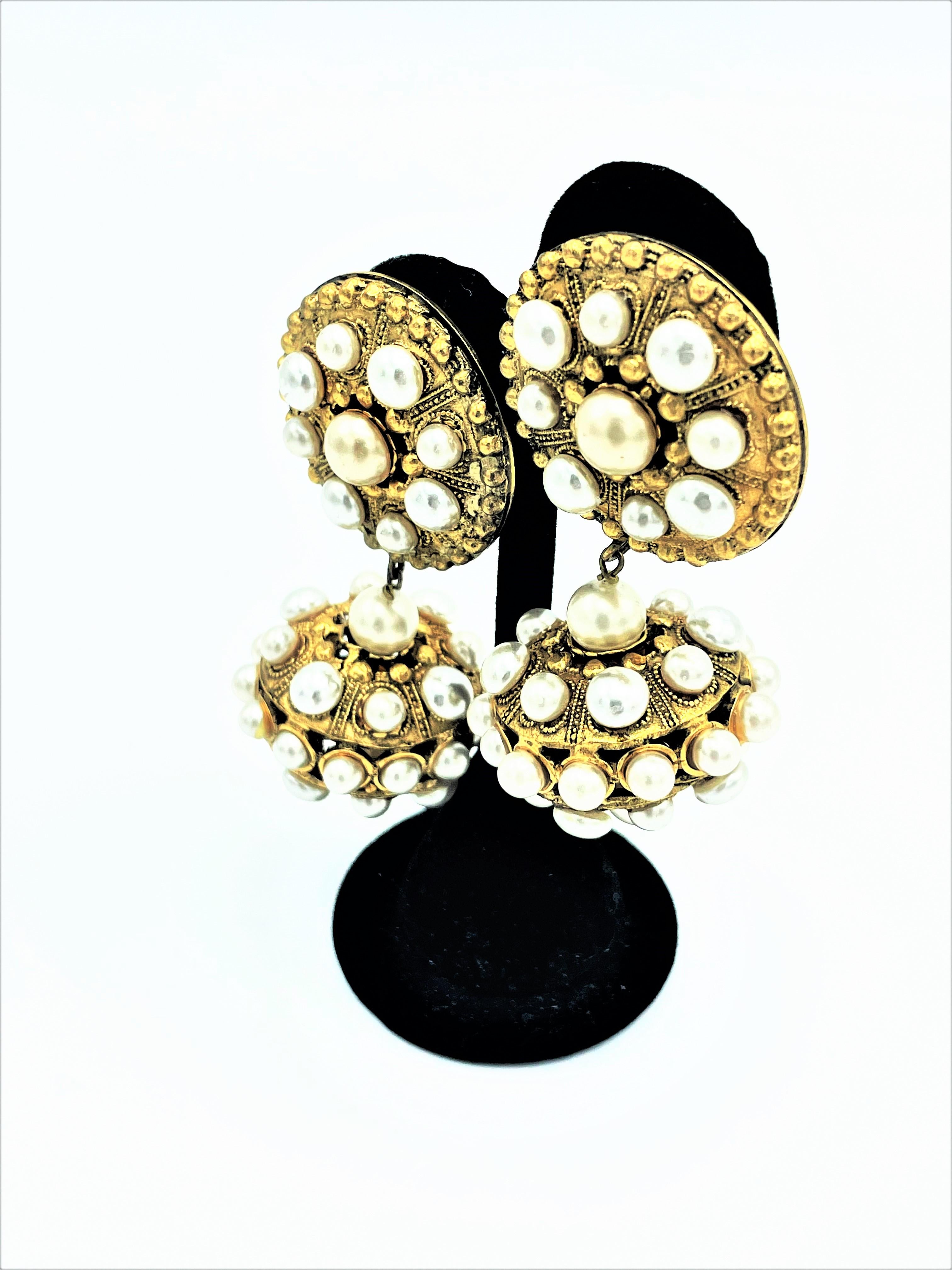 Vintage CHANEL clip-on earring by  R. Goossens,  signed  1970/80 gold plated  For Sale 4