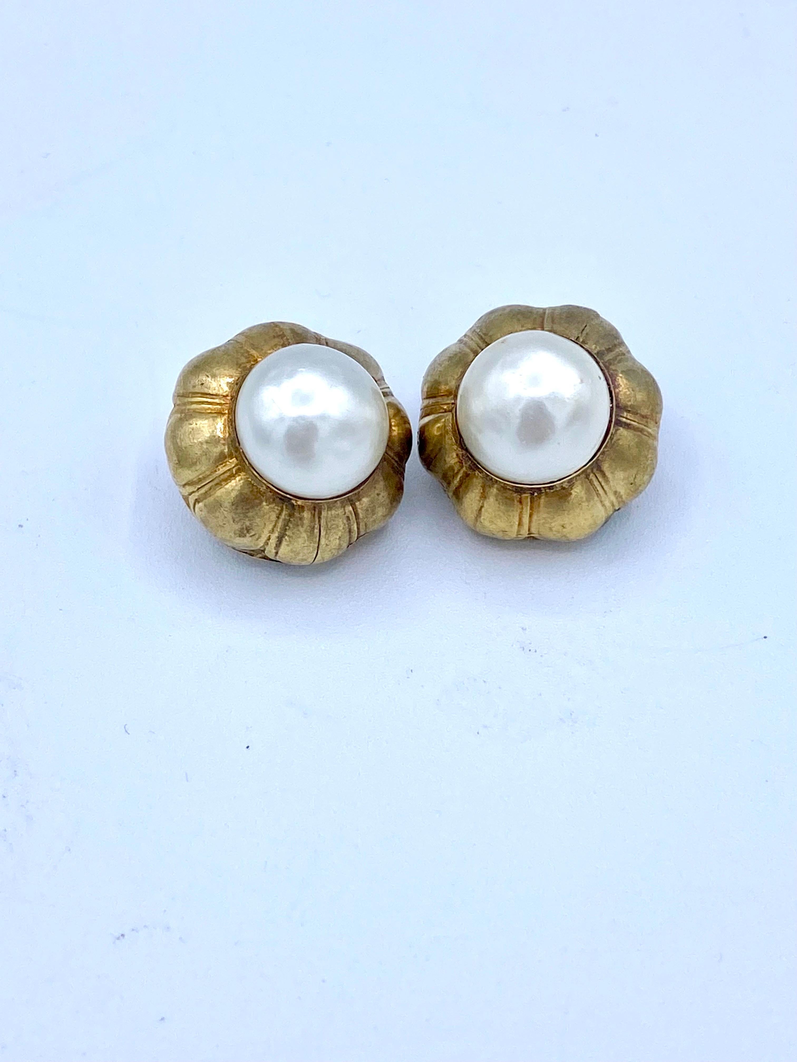 Vintage flower-shaped clip-on earring with a large round baroque pearl from the early 1970s, signed Chanel on the back.
The measurements, 2.5cm wide and 2.5cm high
Note: some traces of use on the metal as well as a trace of verdigris.
Delivered with