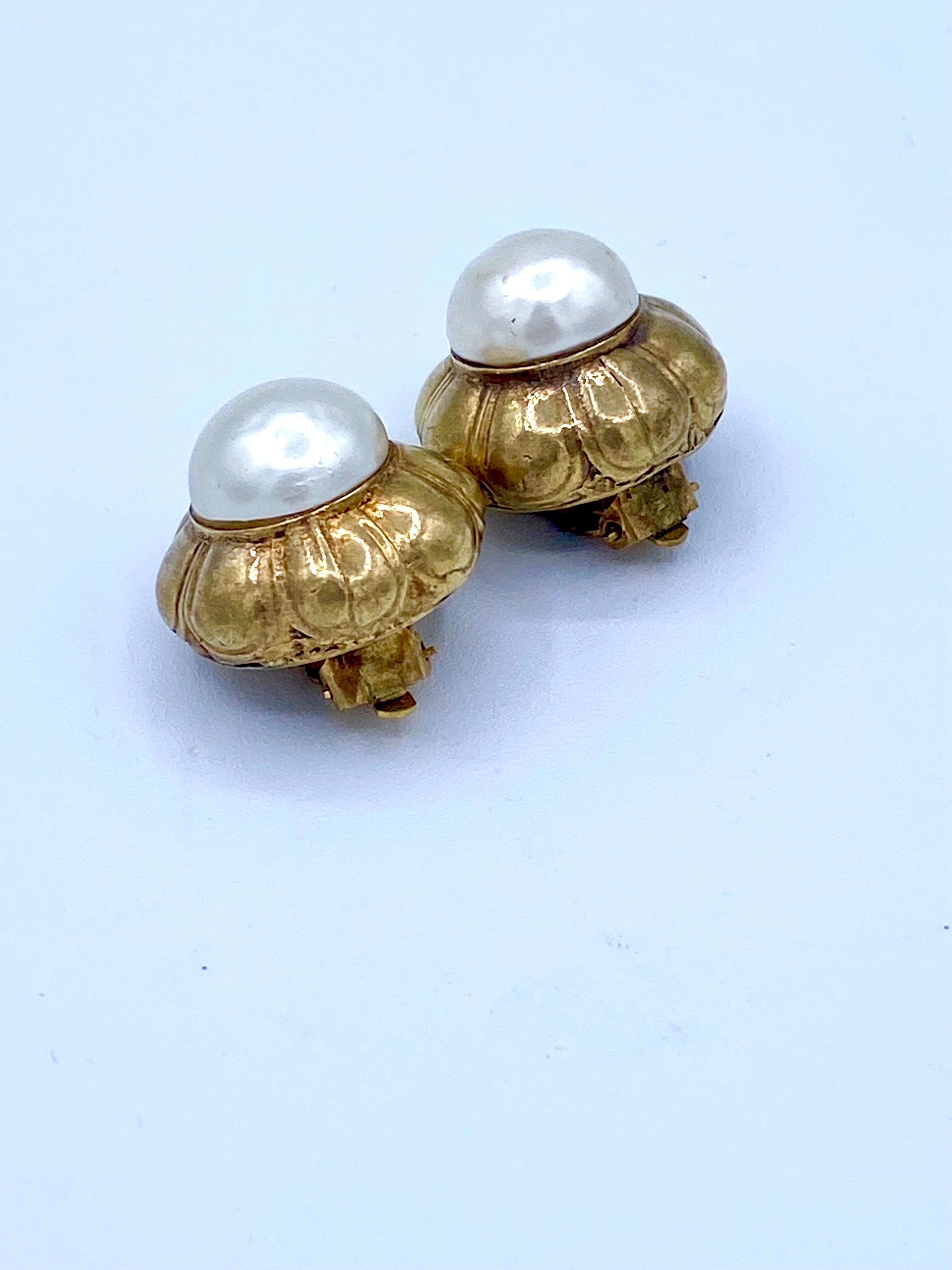 Vintage Chanel clip-on earring rund, barock pearl 1970s gilt metal In Good Condition For Sale In L'ESCALA, ES