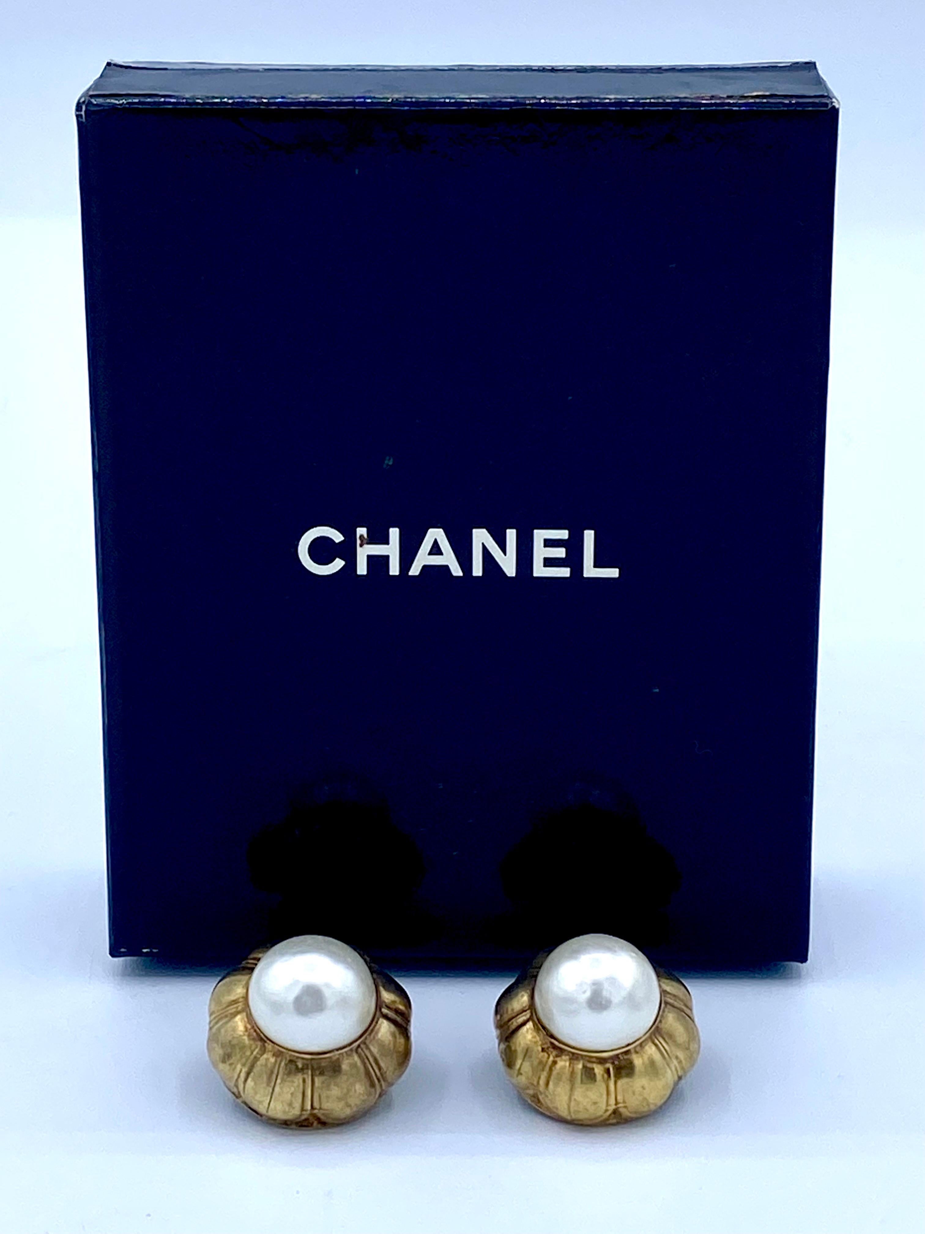 Vintage Chanel Ohrclips, rund, Barockperle, vergoldetes Metall, 1970er Jahre für Damen oder Herren im Angebot