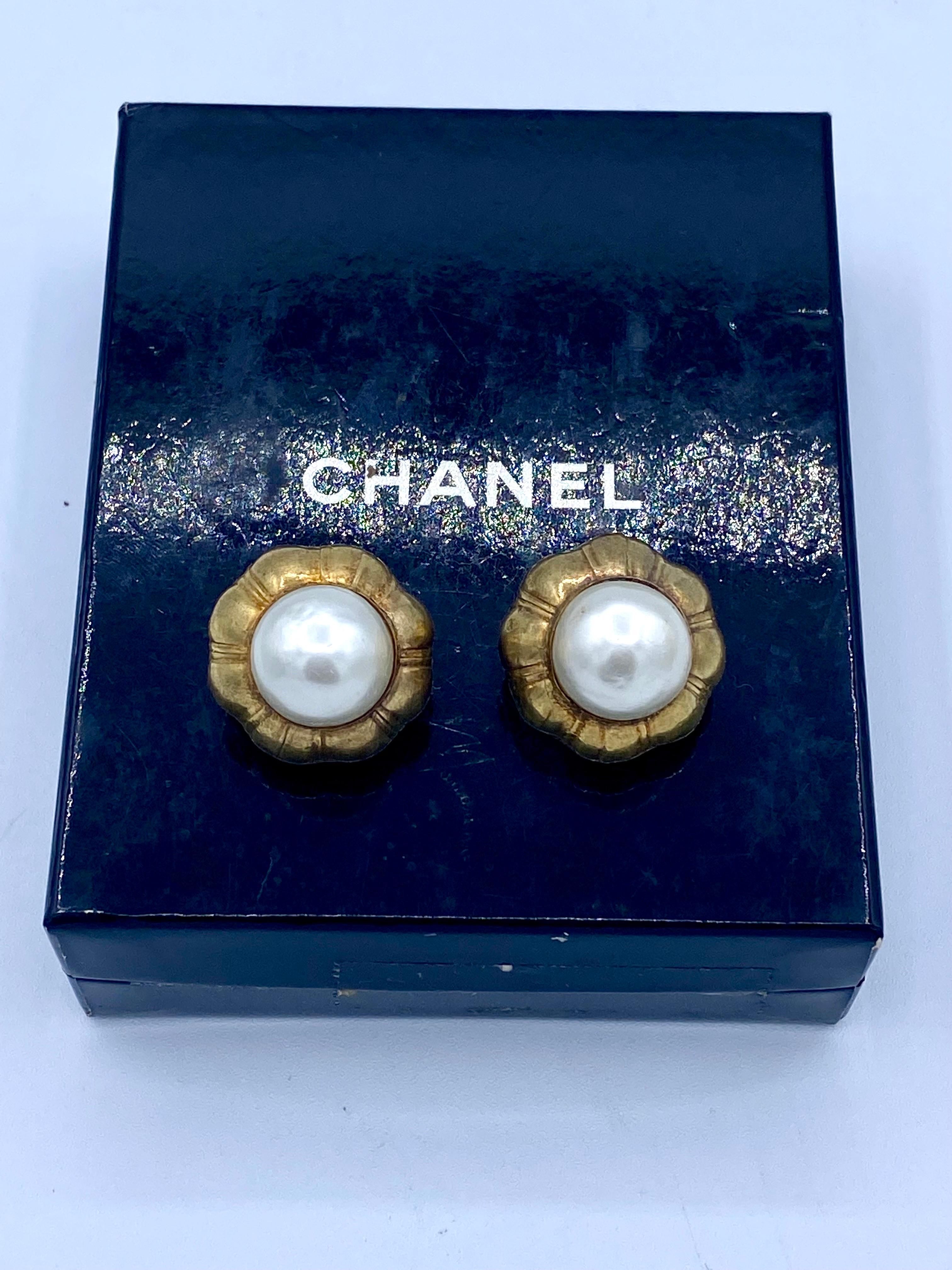 Vintage Chanel Ohrclips, rund, Barockperle, vergoldetes Metall, 1970er Jahre im Angebot 1