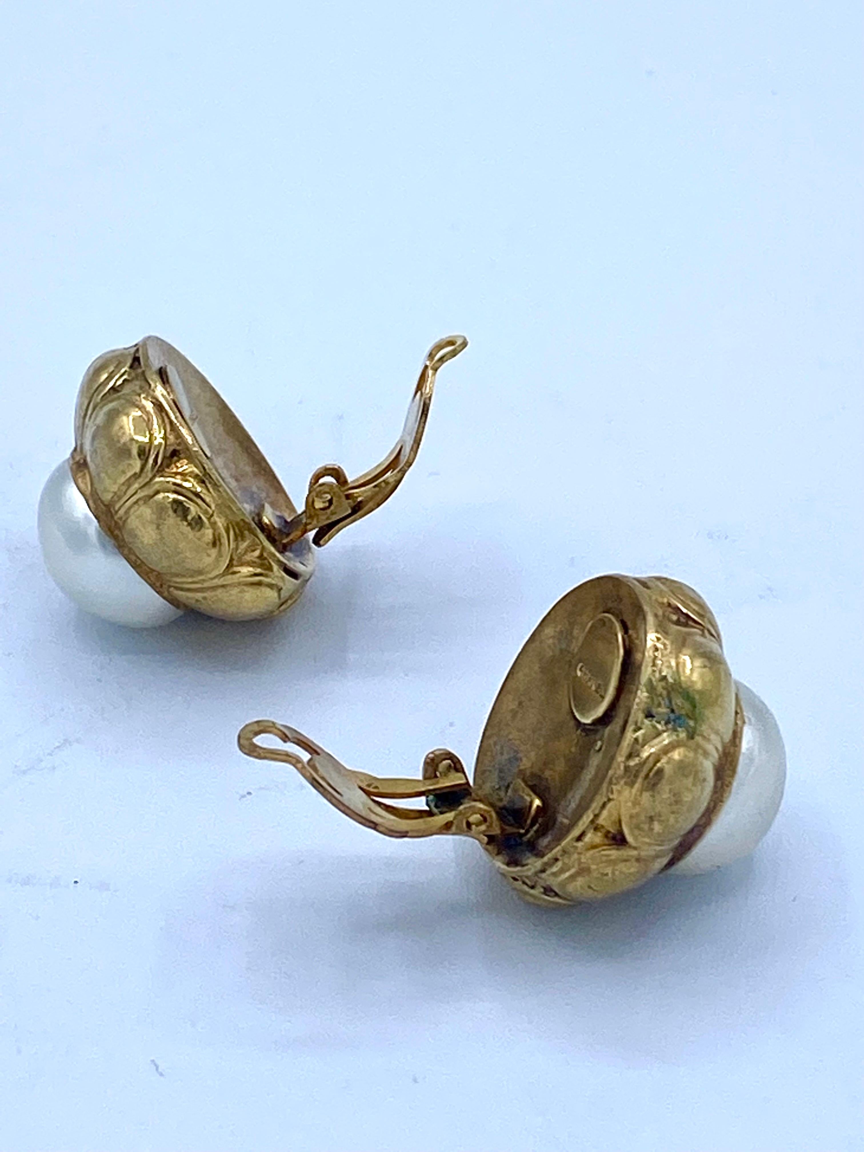 Vintage Chanel clip-on earring rund, barock pearl 1970s gilt metal For Sale 4