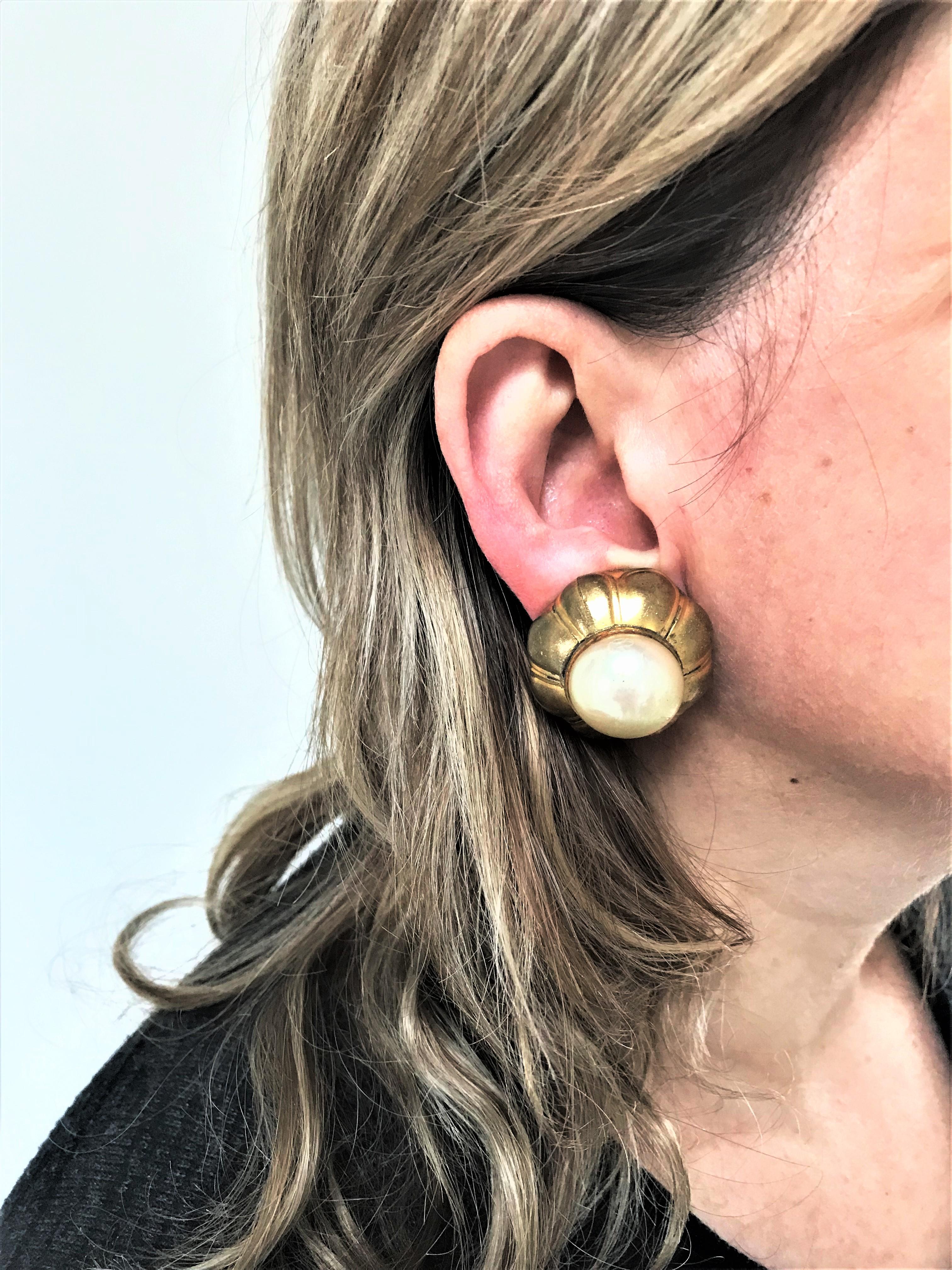 About
Very Vintage clip-on earring flower shaped with a large round baroque pearl from the early 1970s, unsigned CHANEL. 
Measurements:
Diameter 1.18 inches (3,5 cm)
Deep       0.71 inches (1,8 cm) 
Features:
--Barock Pearl 0,71 inches ( 1,80 cm) in