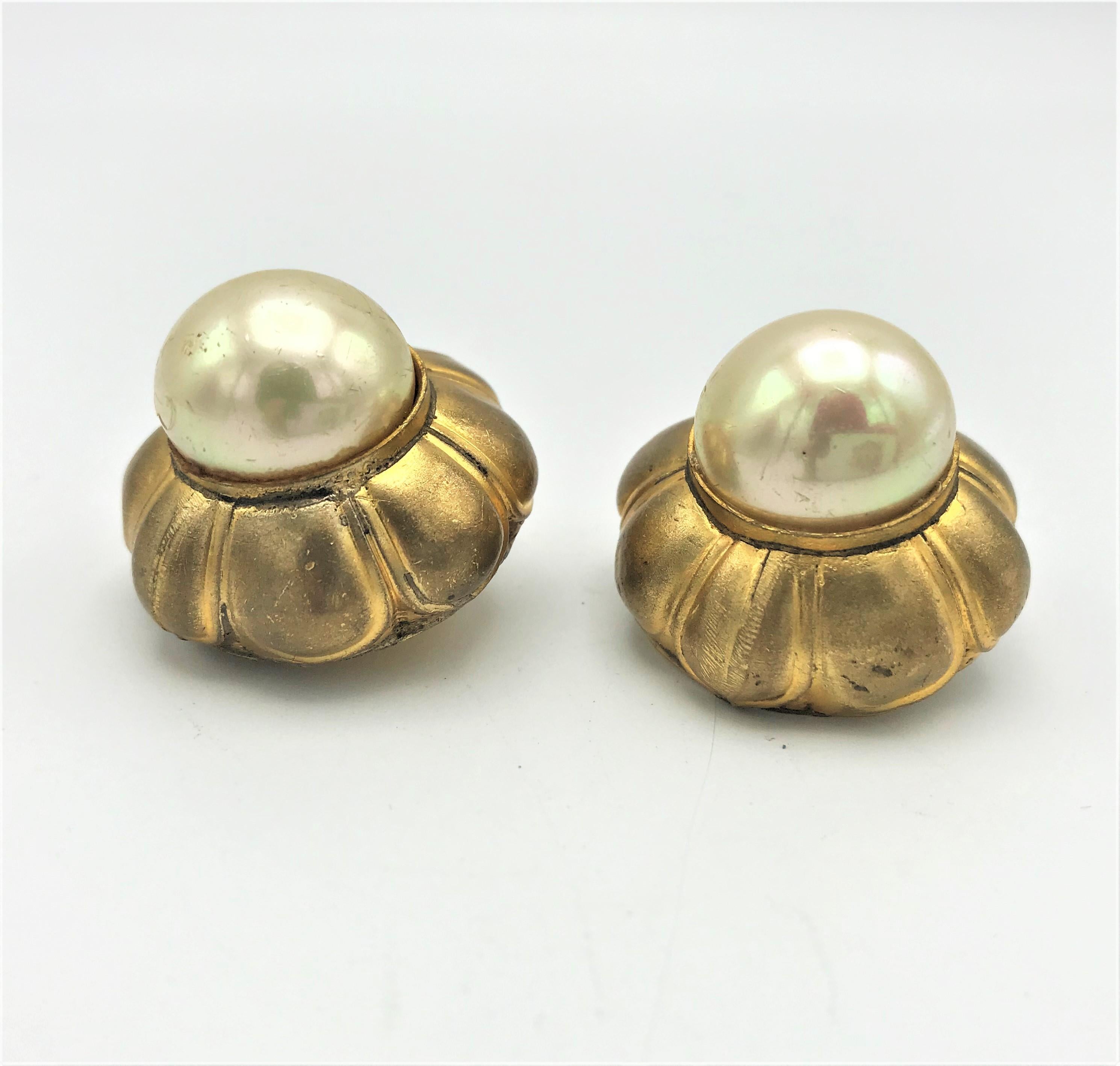 Modern  CHANEL clip-on earring, rund, barock pearl, not signed, 1970s, gilt metal For Sale