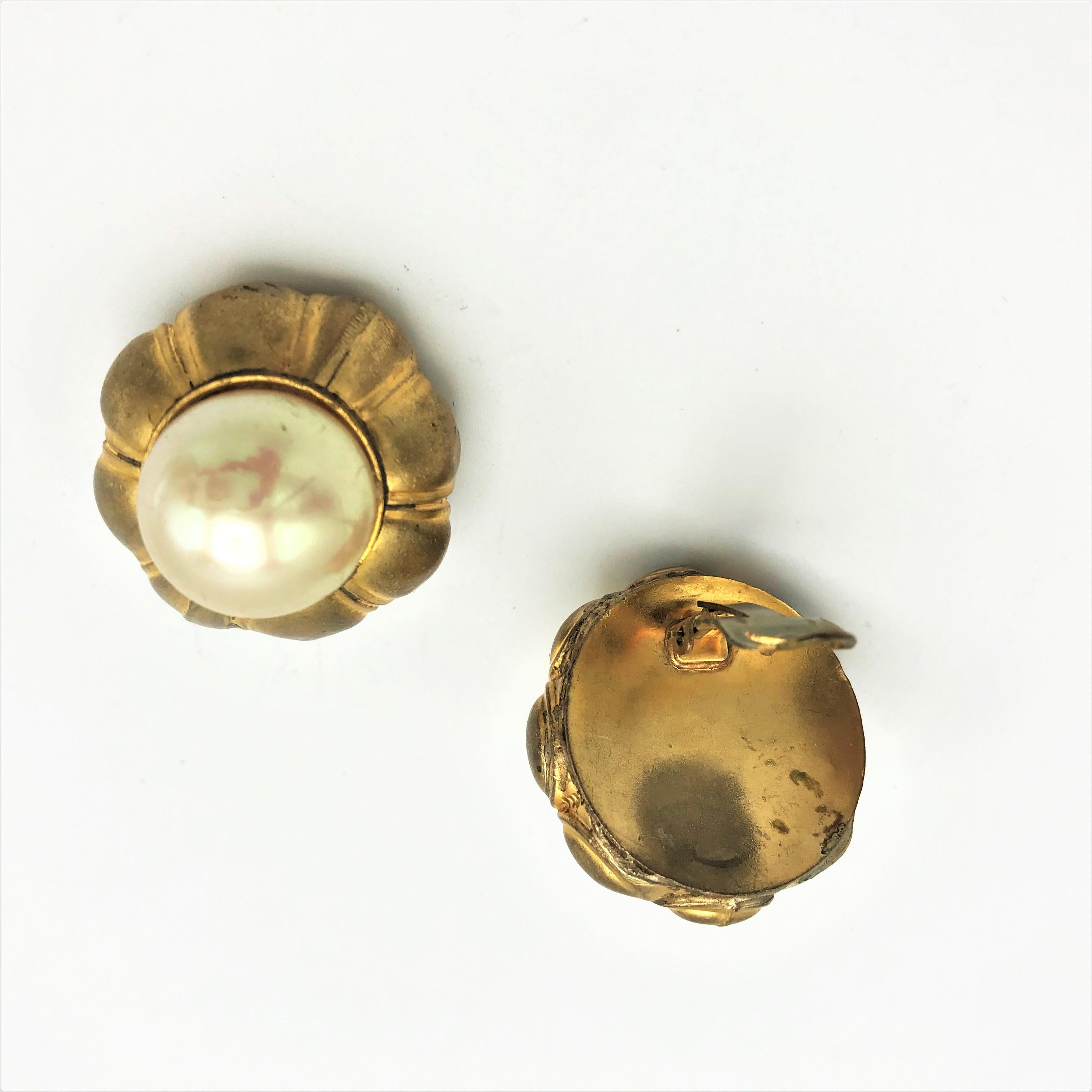 Round Cut  CHANEL clip-on earring, rund, barock pearl, not signed, 1970s, gilt metal For Sale