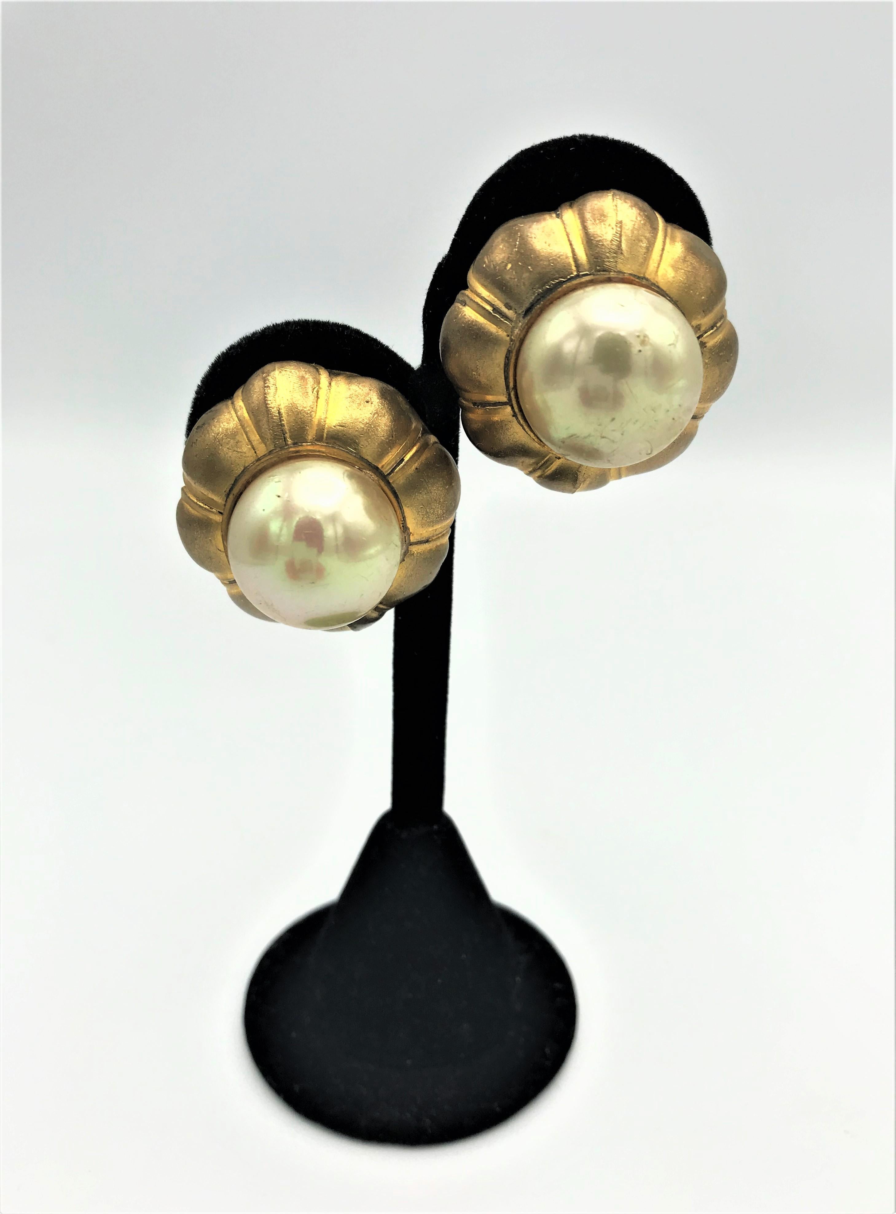  CHANEL Ohrring mit Clip, rund, Barockperle, nicht signiert, 1970er Jahre, vergoldetes Metall im Angebot 1