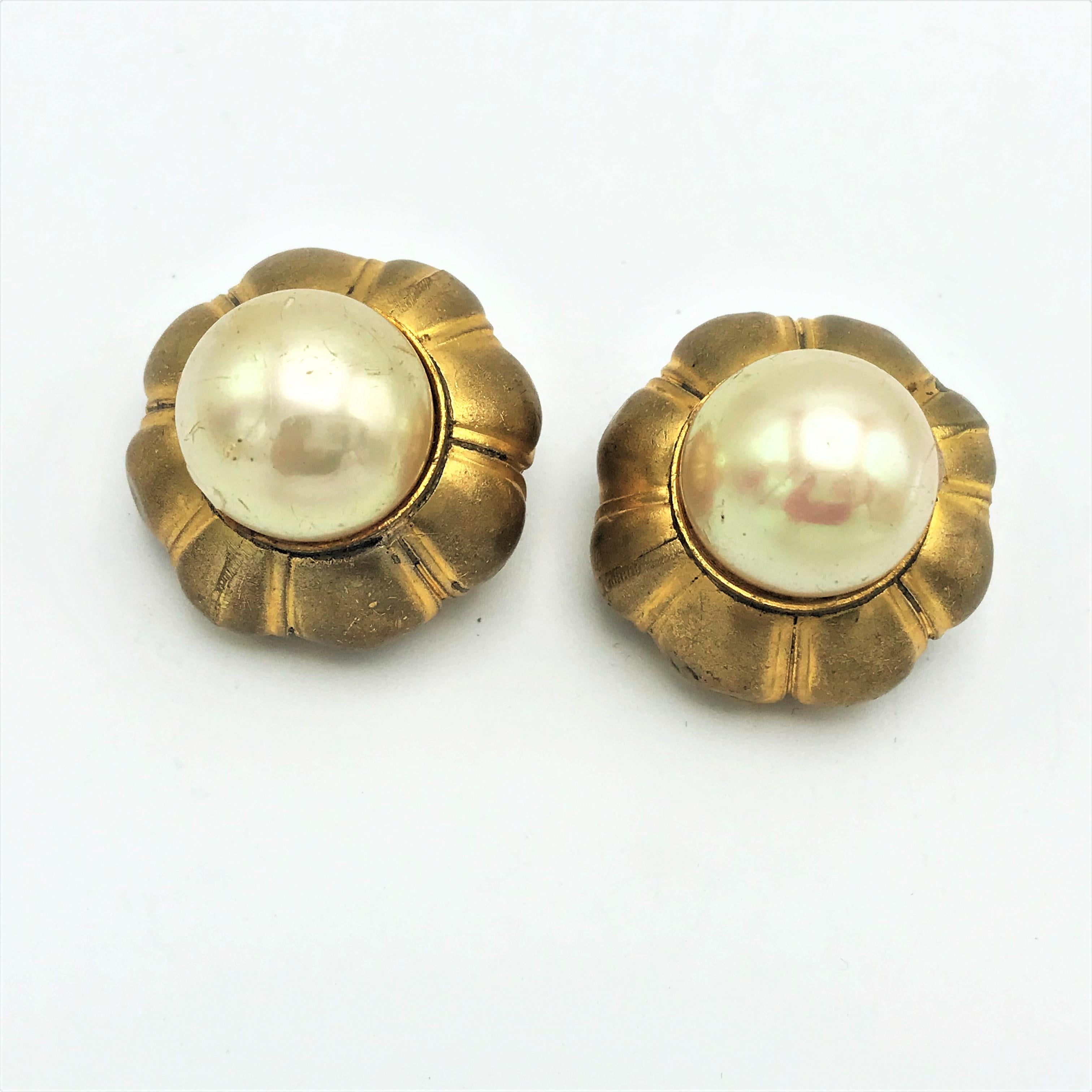 Women's  CHANEL clip-on earring, rund, barock pearl, not signed, 1970s, gilt metal For Sale