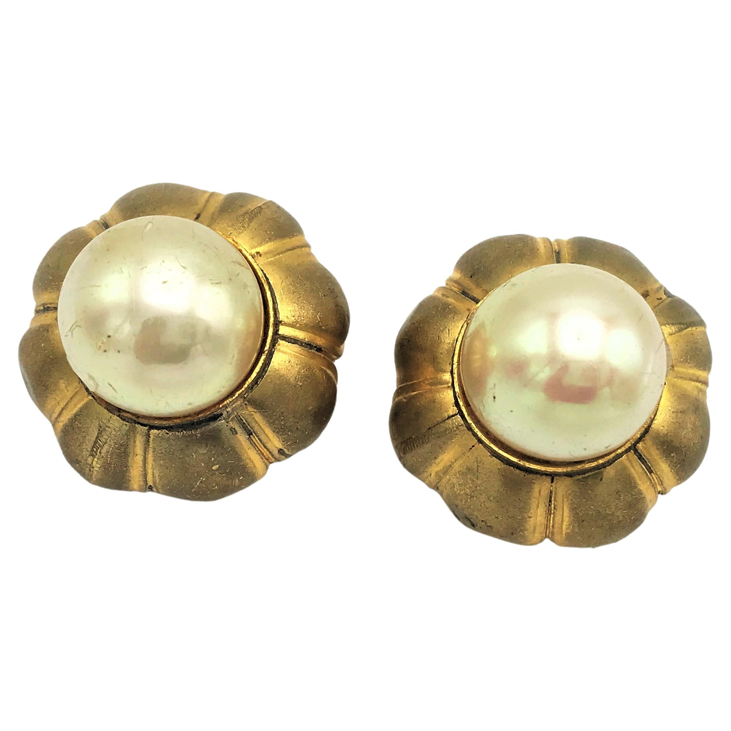  CHANEL clip-on earring, rund, barock pearl, not signed, 1970s, gilt metal For Sale