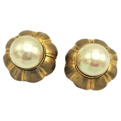  Boucles d'oreilles à clip CHANEL, rond, perle de barock, non signée, années 1970, métal doré