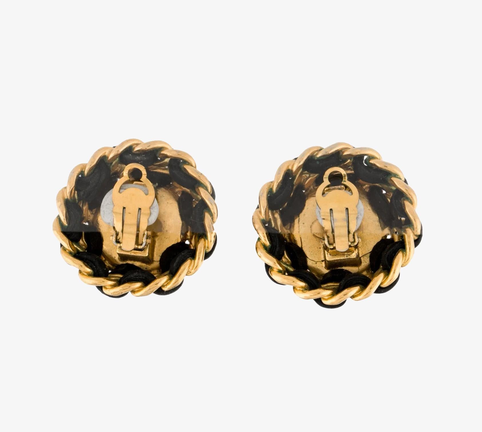 Pendientes vintage Chanel de clip chapados en oro con perla de imitación y cuero

De la Colección 1989 de Karl Lagerfeld

Longitud: 3,8 cm / 1,5″.
Anchura: 3,8 cm / 1,5″.

Estado - muy bueno, desgaste moderado y arañazos en todo el