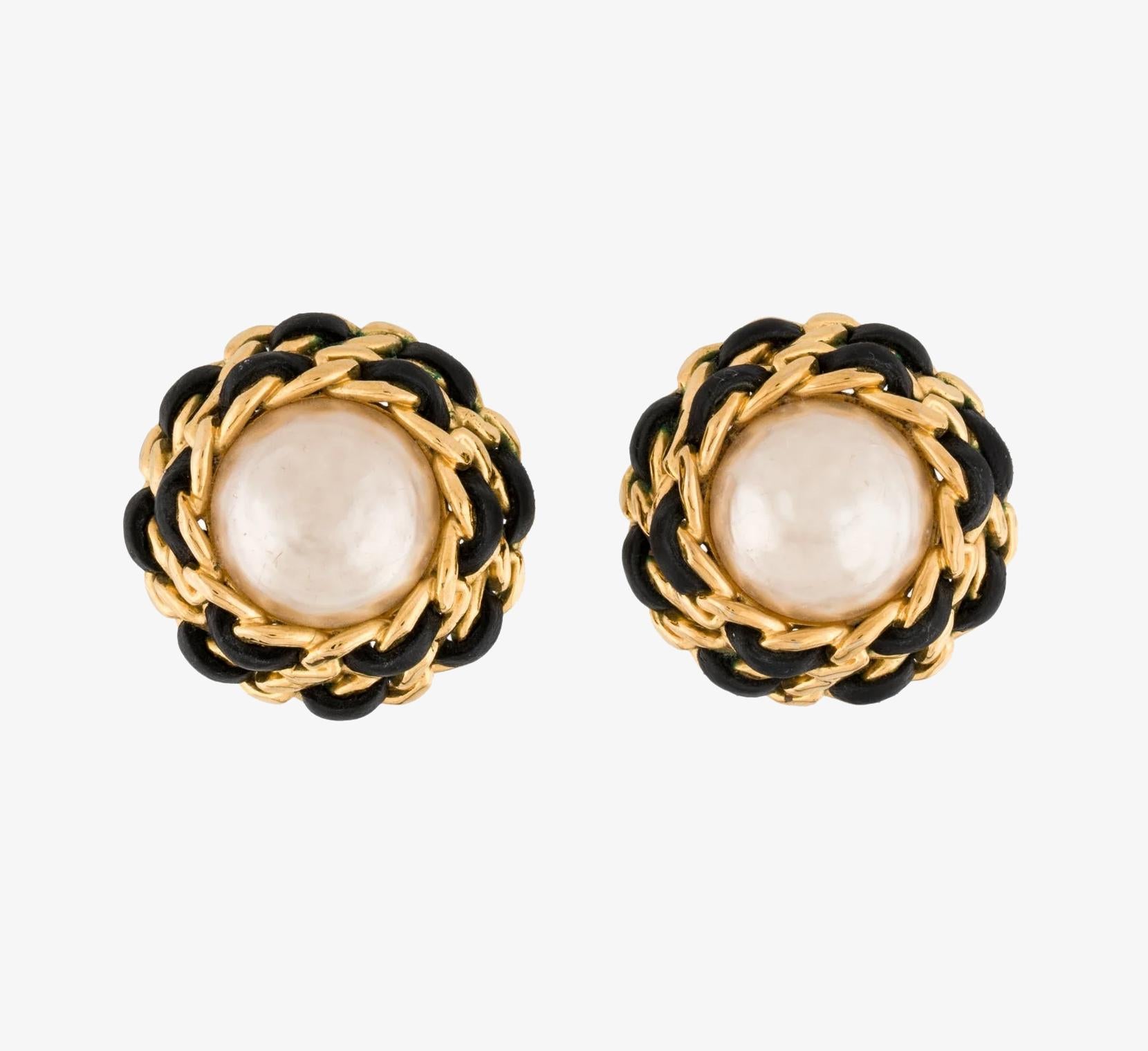 De las mujeres Pendientes vintage Chanel de clip con perla de imitación y cuero en venta