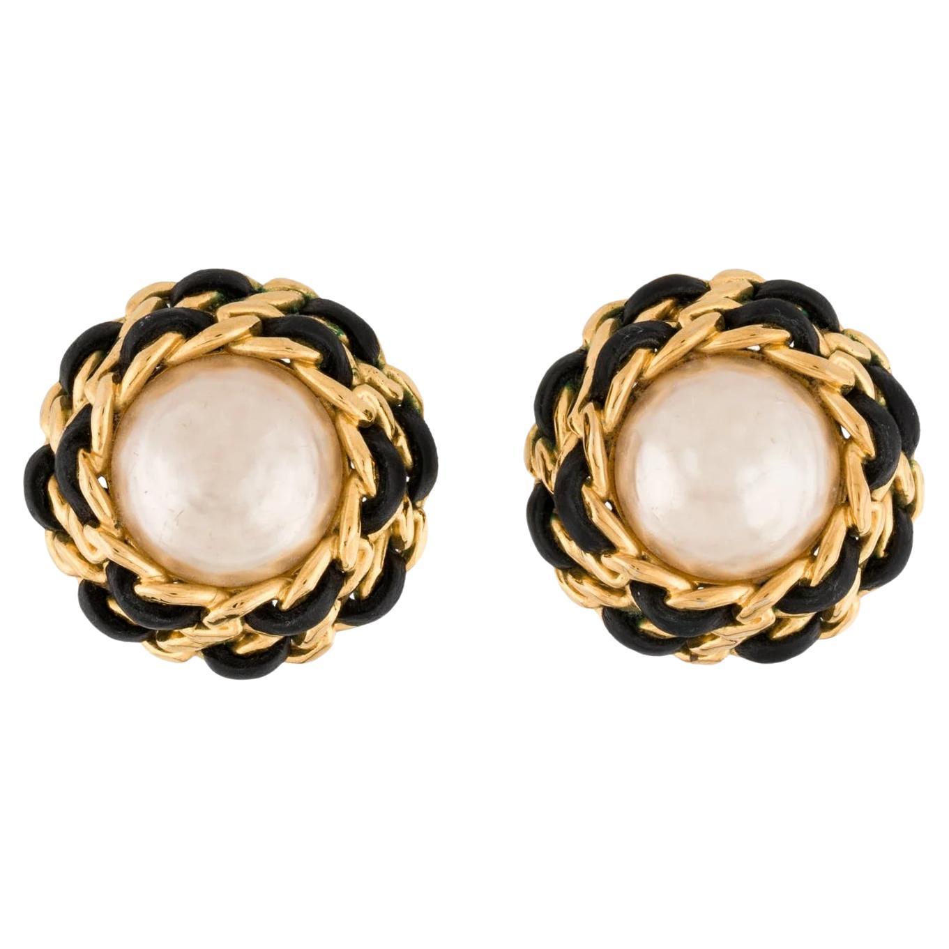 Orecchini a clip Chanel vintage con finta perla e pelle