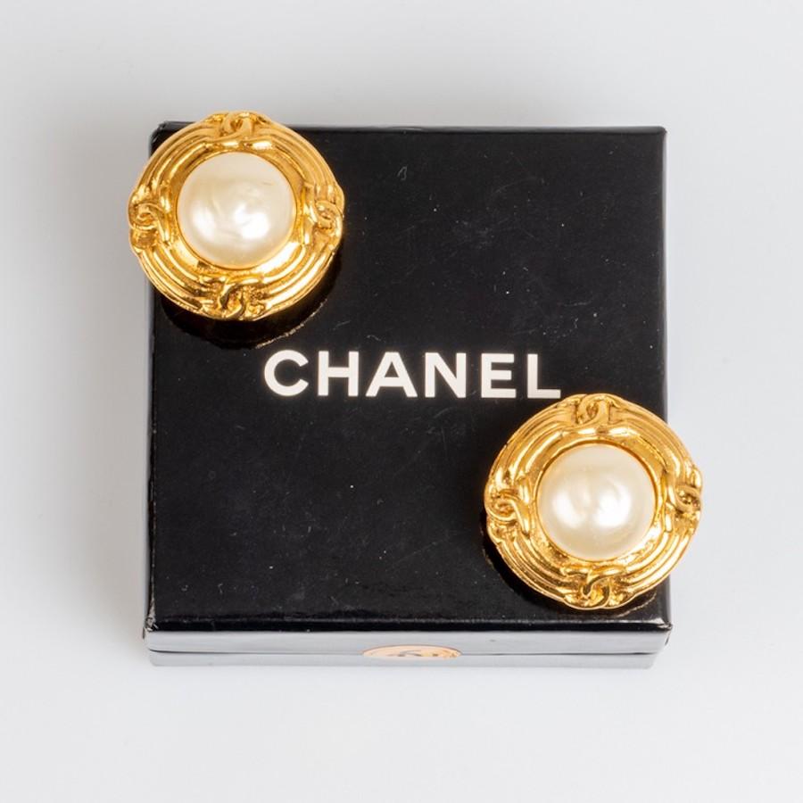 Made in France
Model : Clips
Material: metal, pearl
Colors : dorée, nacre
Dimensions : 2.6 x 2.6 cm
Stamp : oui
Years : 1993
Vintage
small traces on the pearls

They will be delivered in its Chanel's box