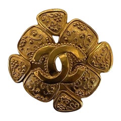 Vintage Chanel Clover Motif Gold-Plated Brooch Pin Vintage Chanel Clover Motif Gold-Plated Brooch Pin