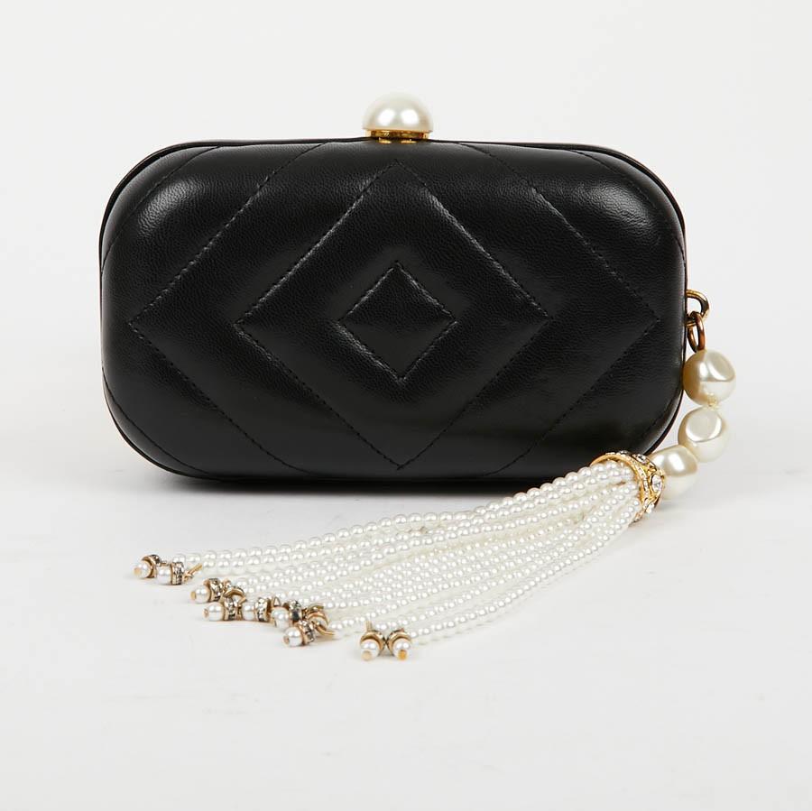 70's! Vintage CHANEL clutch bag in black lambskin leather.
The jewelry is in gild metal with a clasp closure set with a half pearl.
On the side a tassel of 12 rows of pearls and rhinestones and brilliants.
Dimensions : 16 x 10 x 5 cm.

Will be