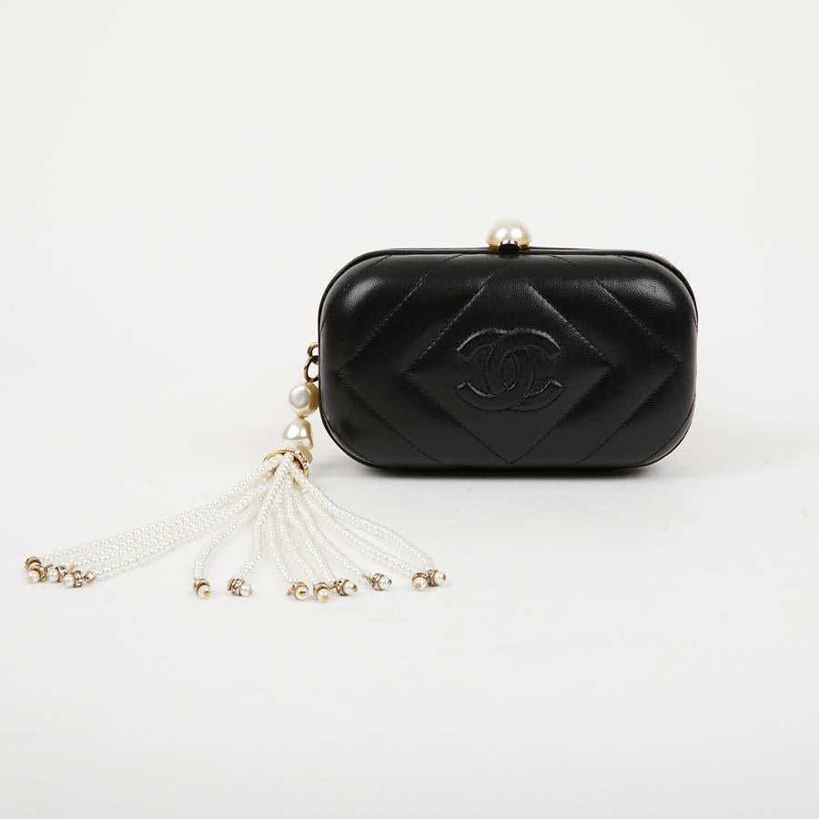 Vintage CHANEL Clutch Bag in Black Lambskin Leather and Pearl In Good Condition In Paris, FR