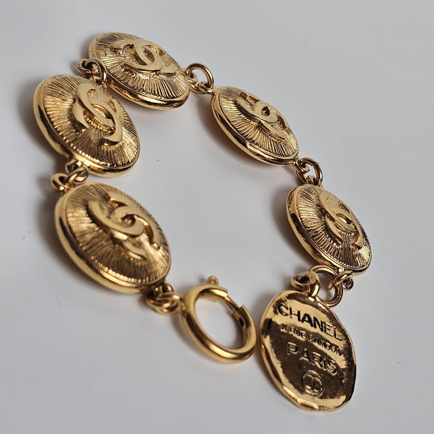 Bracciale Chanel vintage con monete d'oro. Bellissimo pezzo vintage. Nel complesso in buone condizioni. Viene fornito così com'è. La lunghezza è di 19 cm.