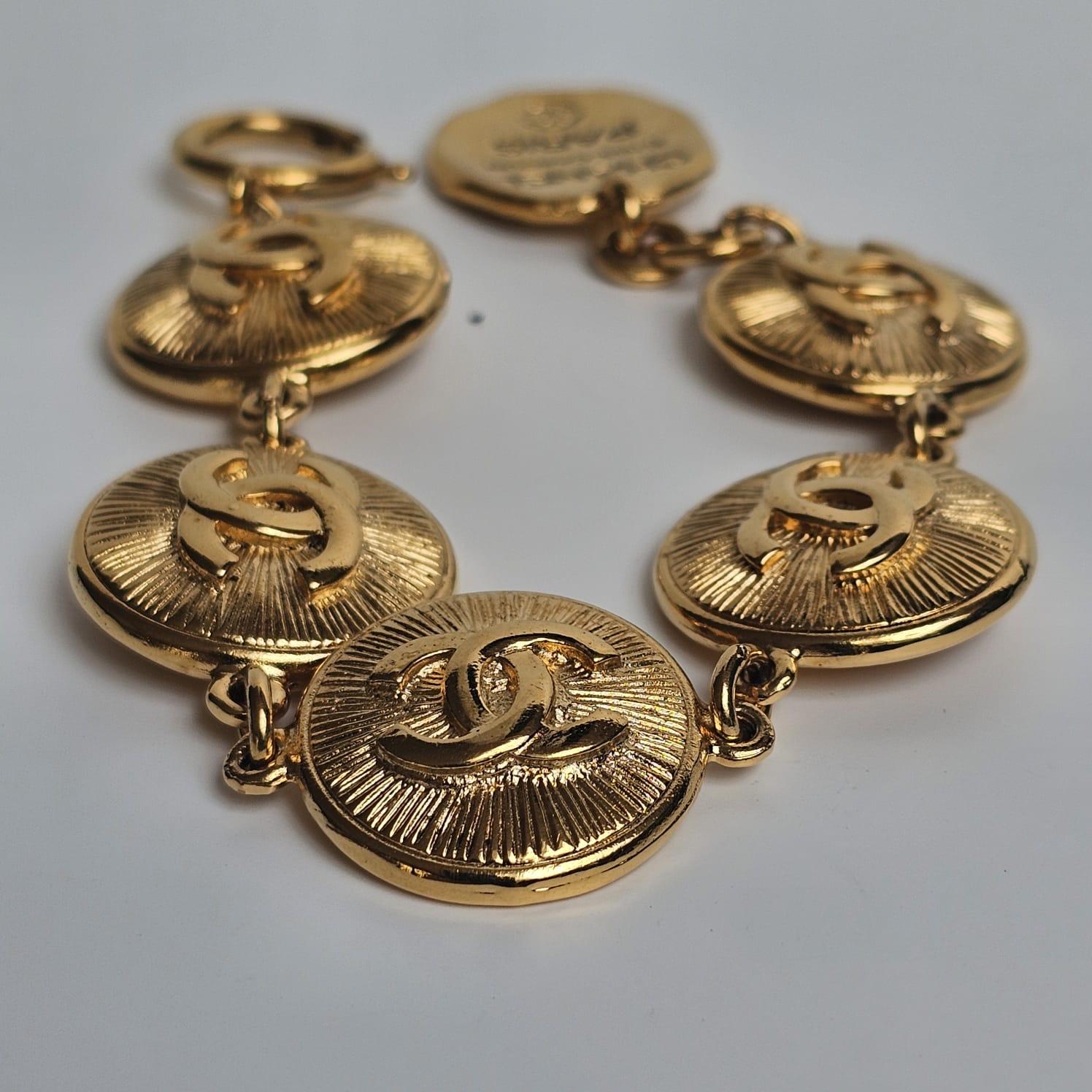 Bracciale vintage con monete d'oro con bottone Coco Chanel In condizioni buone in vendita a Jakarta, Daerah Khusus Ibukota Jakarta