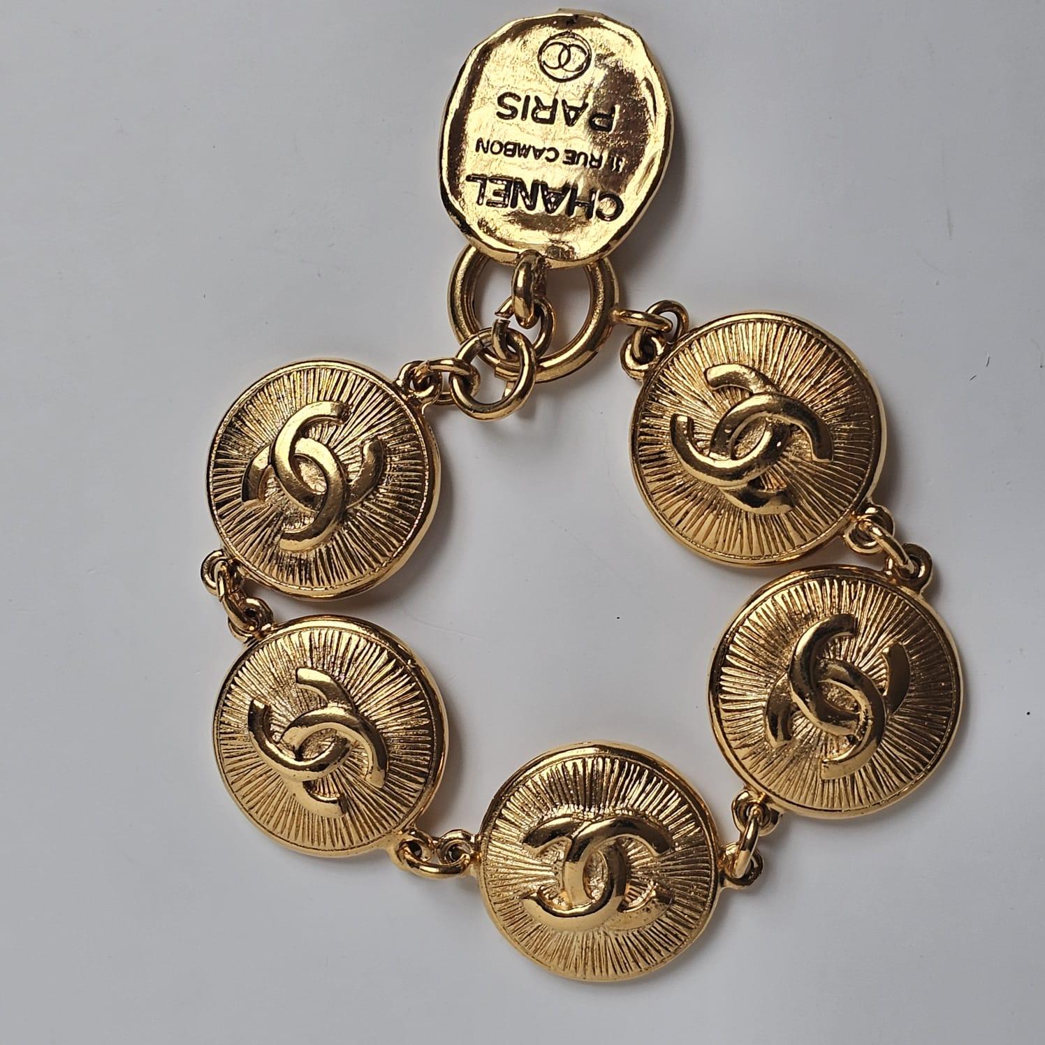 Bracciale vintage con monete d'oro con bottone Coco Chanel in vendita 1