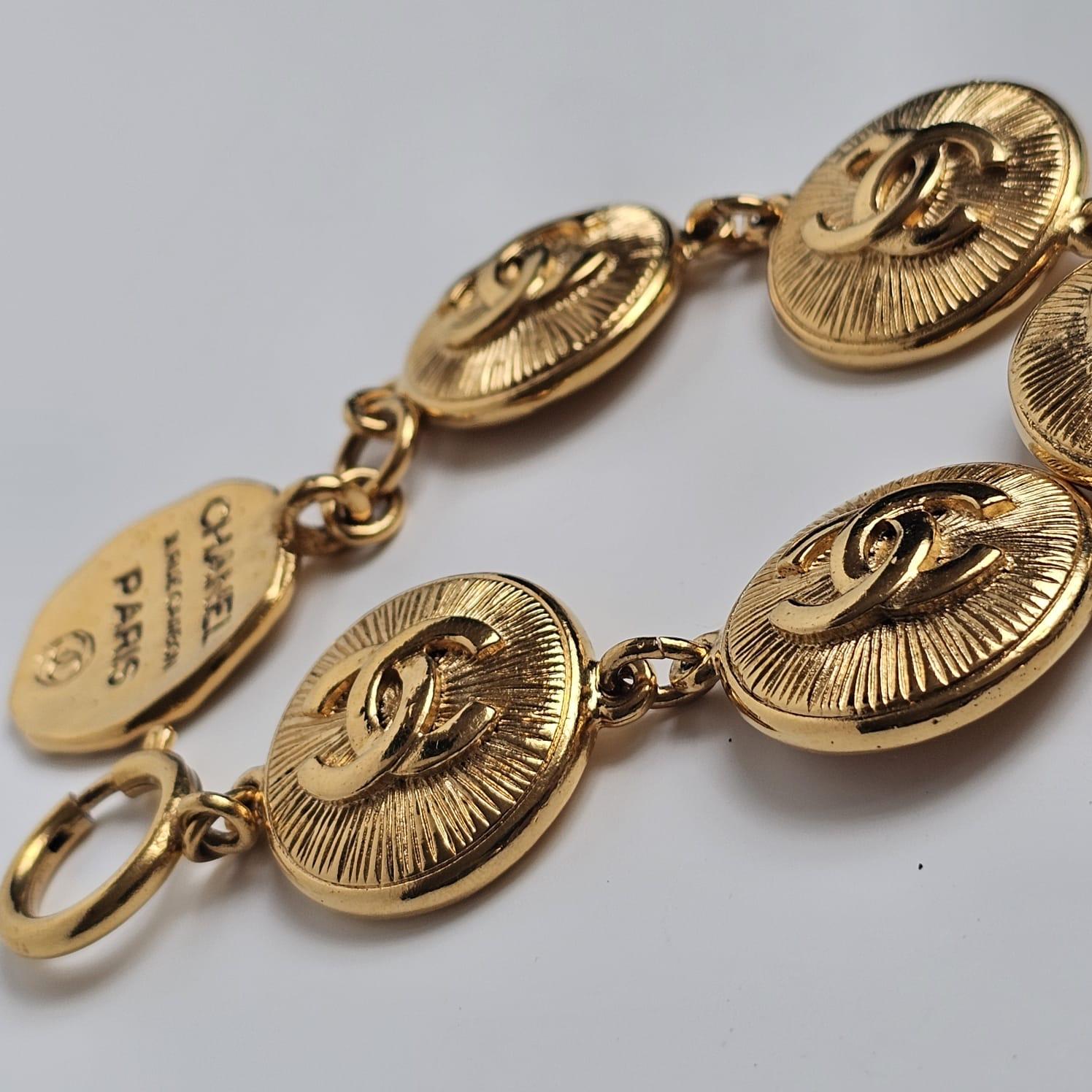 Bracciale vintage con monete d'oro con bottone Coco Chanel in vendita 2