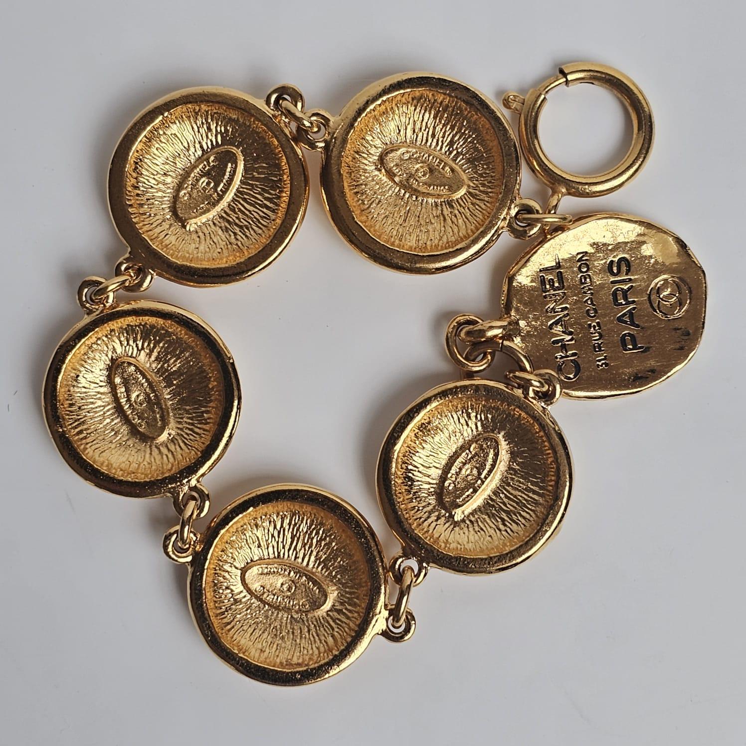 Bracciale vintage con monete d'oro con bottone Coco Chanel in vendita 3