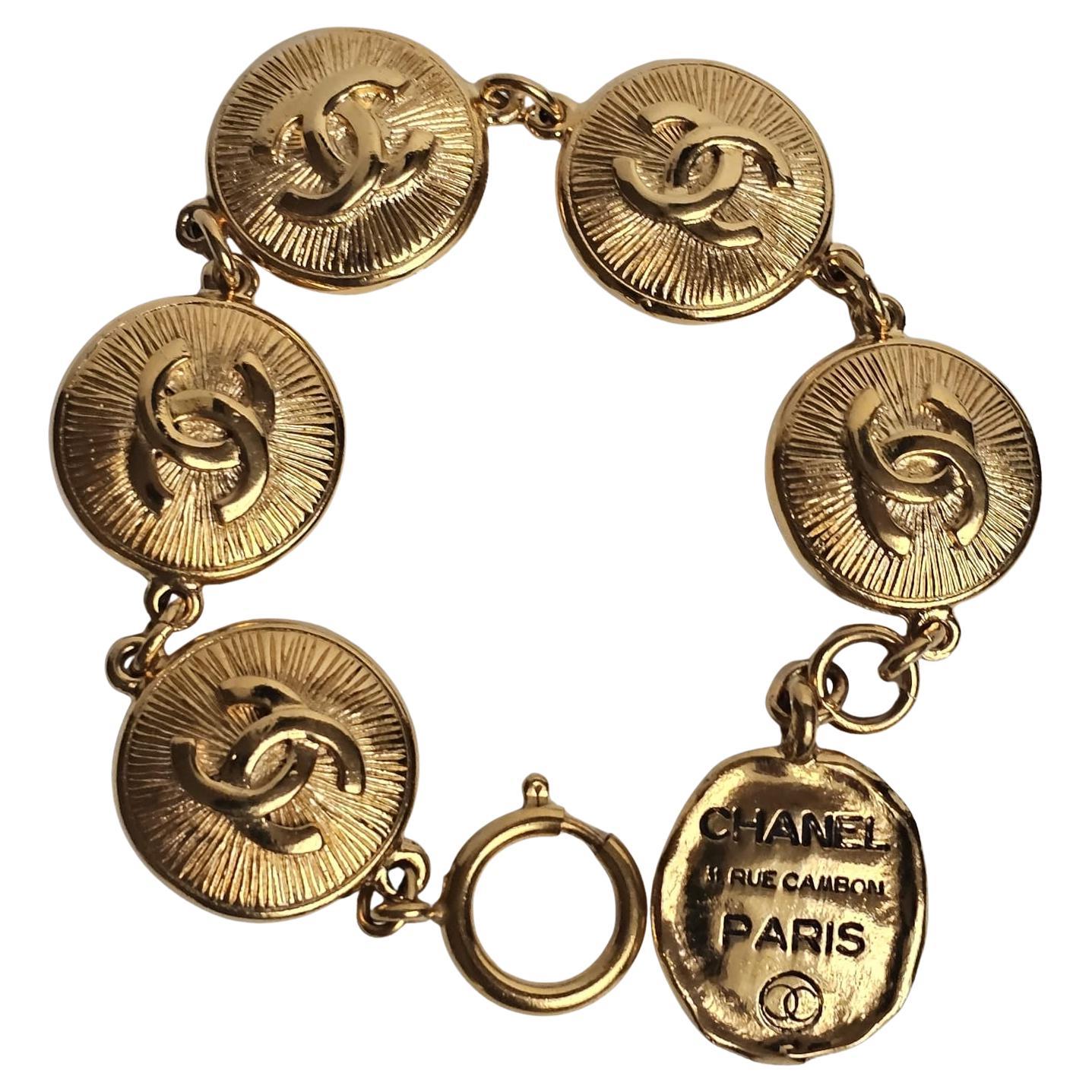Bracciale vintage con monete d'oro con bottone Coco Chanel in vendita