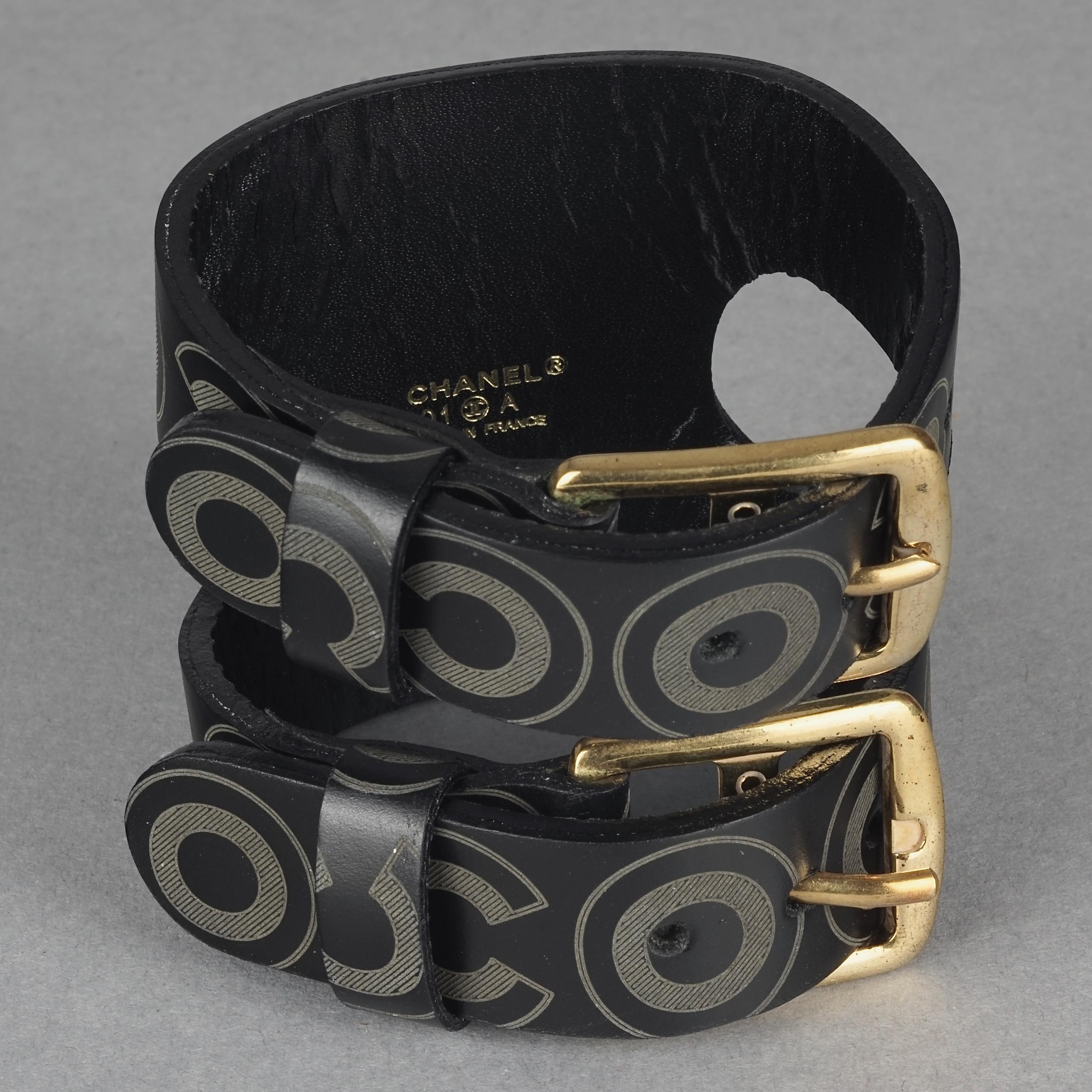 Vintage CHANEL Coco Double Buckle Black Leather Cuff Bracelet In Good Condition For Sale In Kingersheim, Alsace