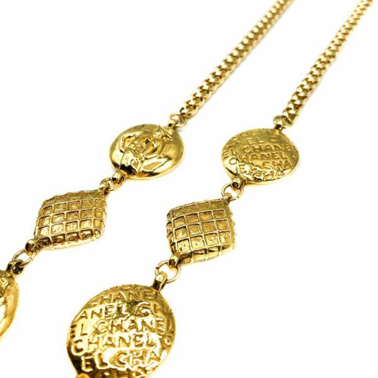 Un impresionante collar de cuerda Coco Chanel vintage. Creada mientras Victoire de Castellaine dirigía el diseño de bisutería de Chanel con Lagerfeld al frente del diseño de la Casa... tiempos realmente excepcionales. Piensa en supermodelo, piensa