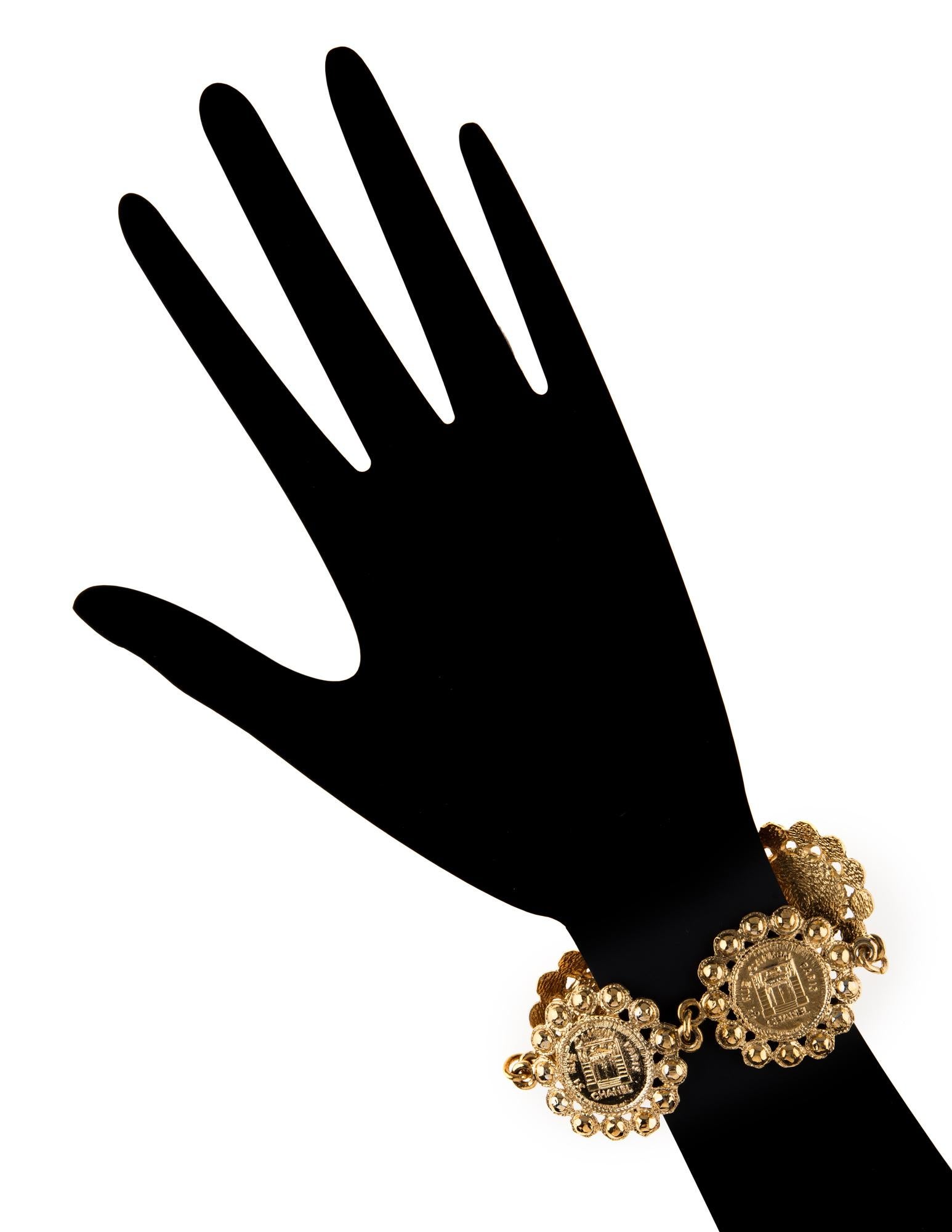 Bracelet vintage Chanel à grande pièce de monnaie médaillon (circa 1980) réalisé en ton or jaune.

Le bracelet comporte de grands maillons embossés de 1 1/4 pouce sur lesquels on peut lire 